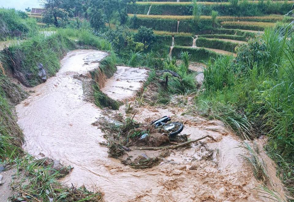 Mưa lớn ở Hà Giang tạo lũ cuốn 3 xe máy, nhiều nơi ngập úng.jpg