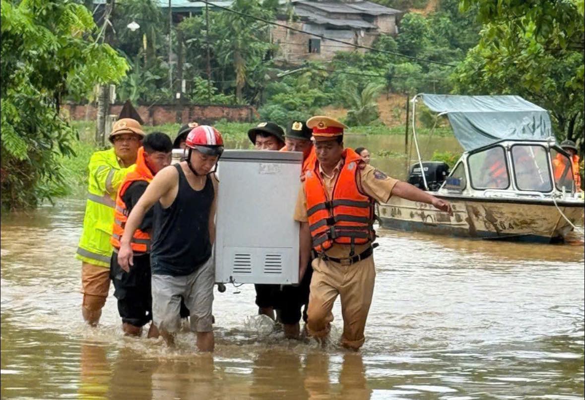 Quân đội, Công an Phú Thọ hỗ trợ người dân ven sông chống ngập 2.jpg