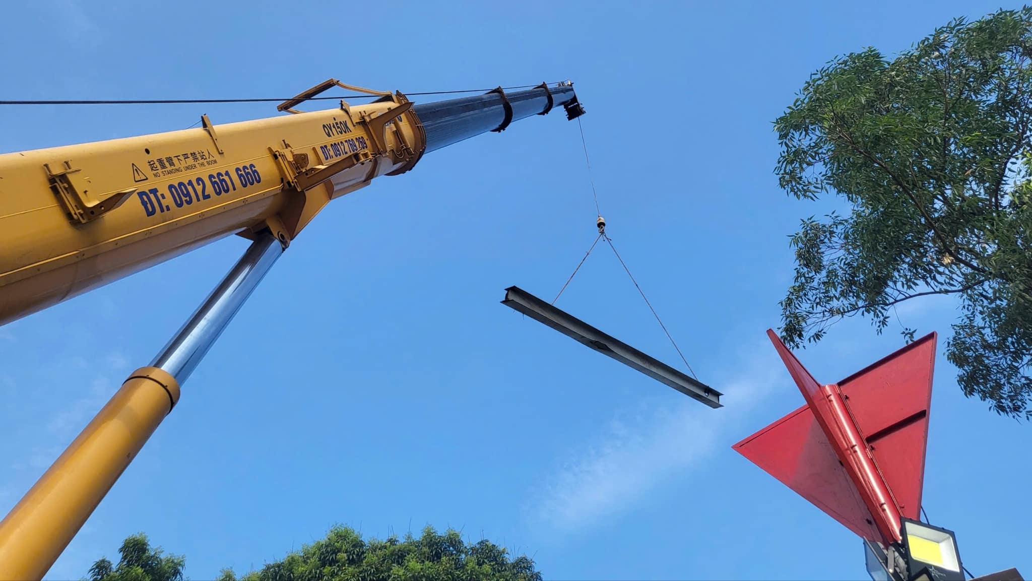 Những bộ phận đầu tiên của cầu Phong Châu bị sập được đưa lên bờ 1.jpeg