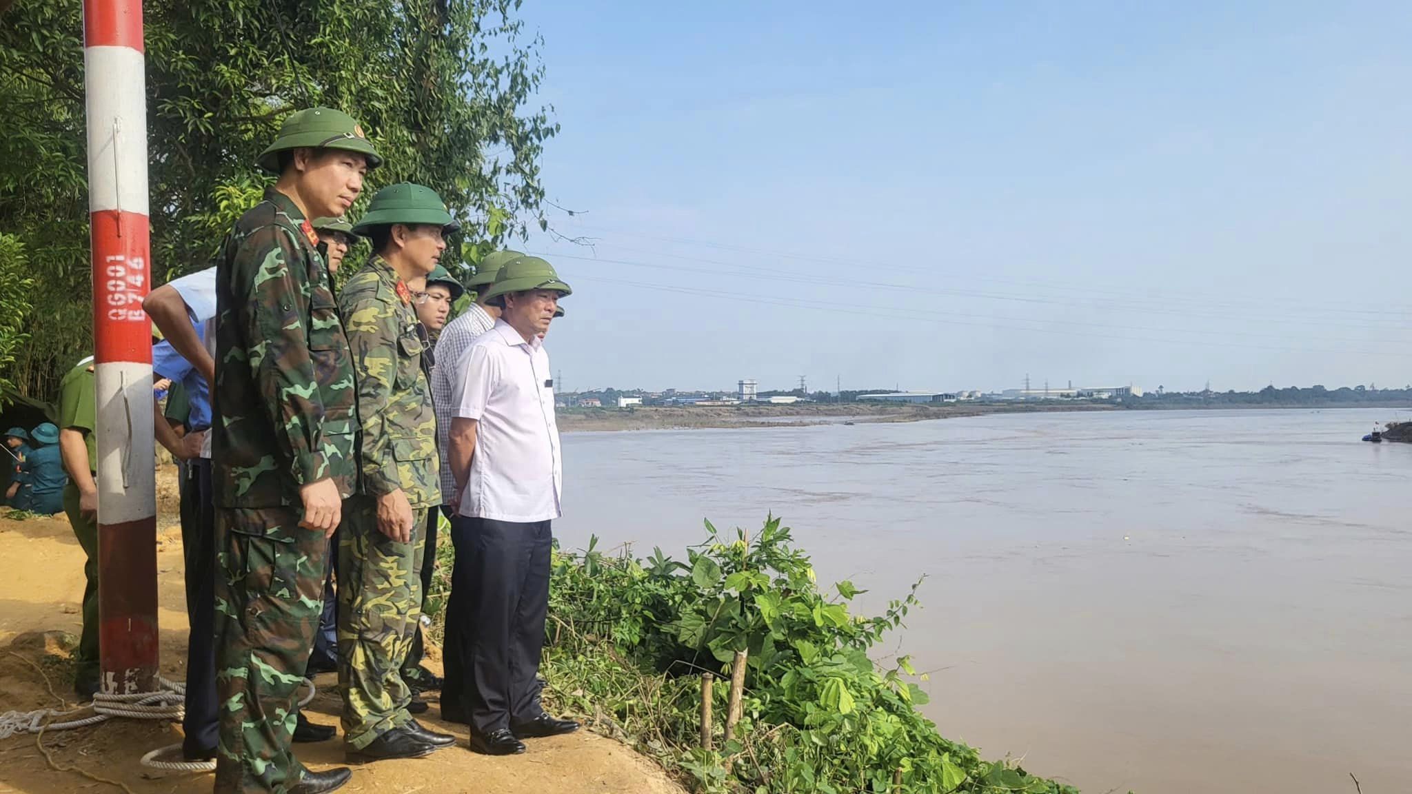 Những bộ phận đầu tiên của cầu Phong Châu bị sập được đưa lên bờ 2.jpg