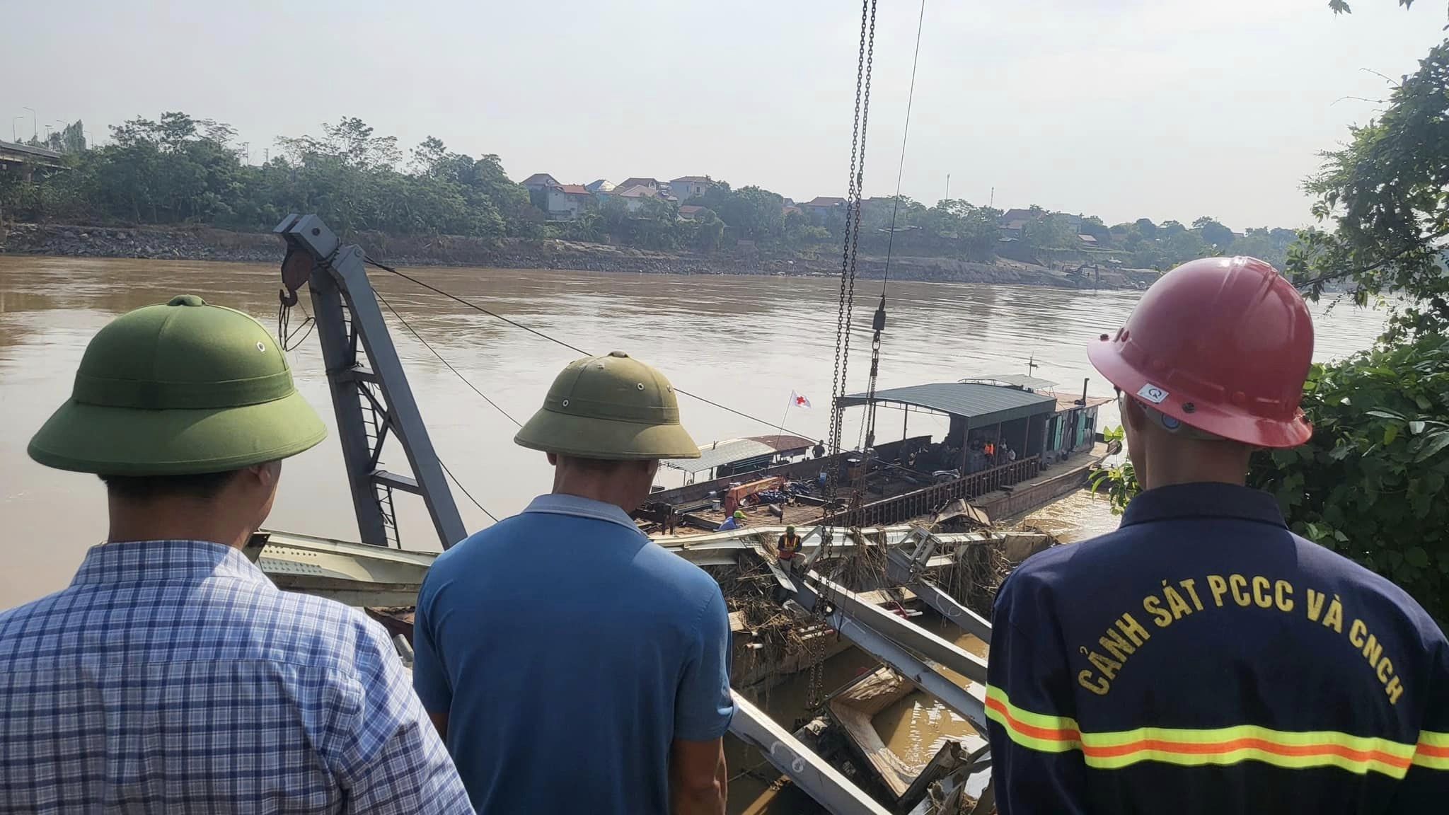 Những bộ phận đầu tiên của cầu Phong Châu bị sập được đưa lên bờ 3.jpg