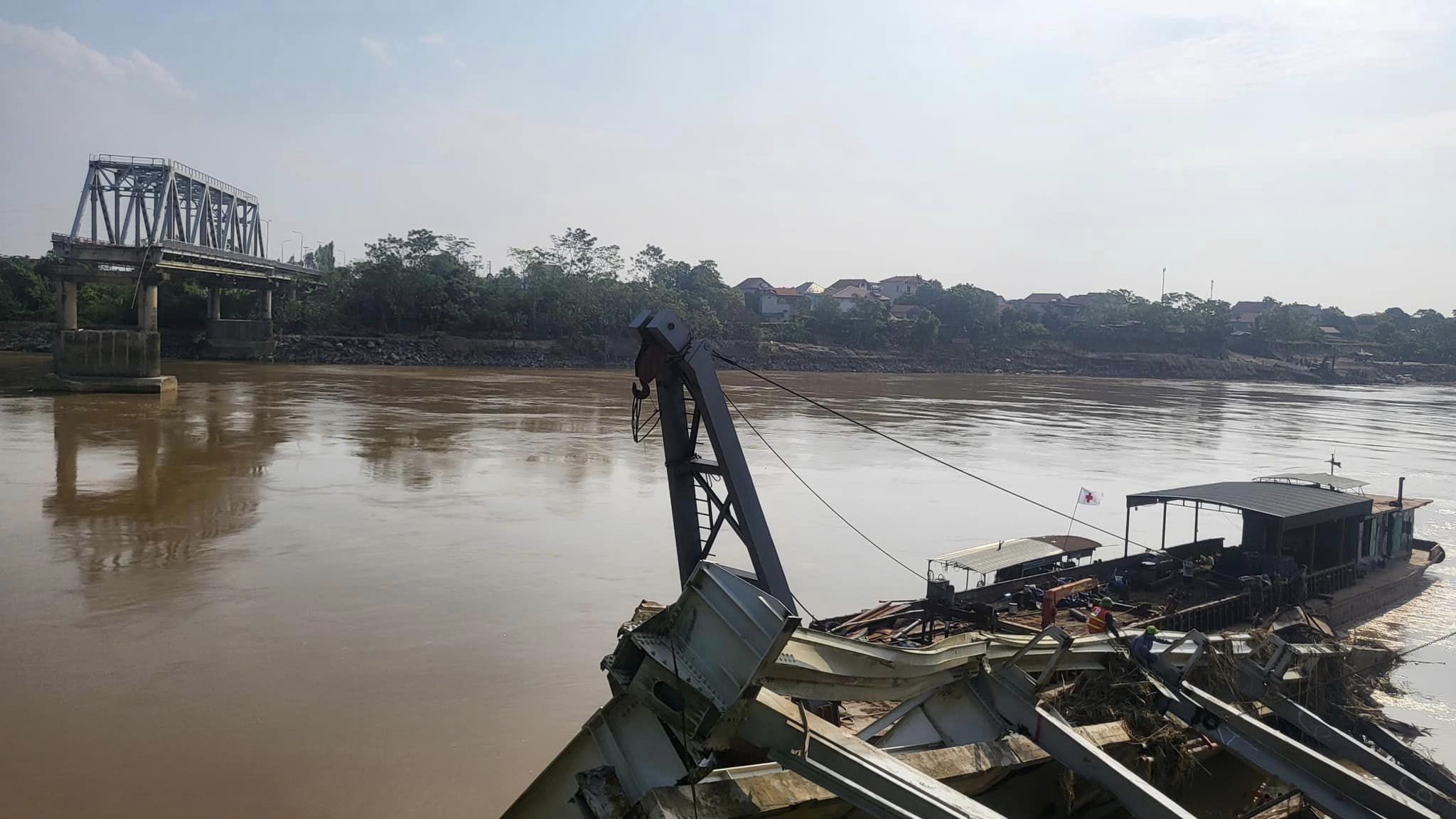 Những bộ phận đầu tiên của cầu Phong Châu bị sập được đưa lên bờ 5.jpg
