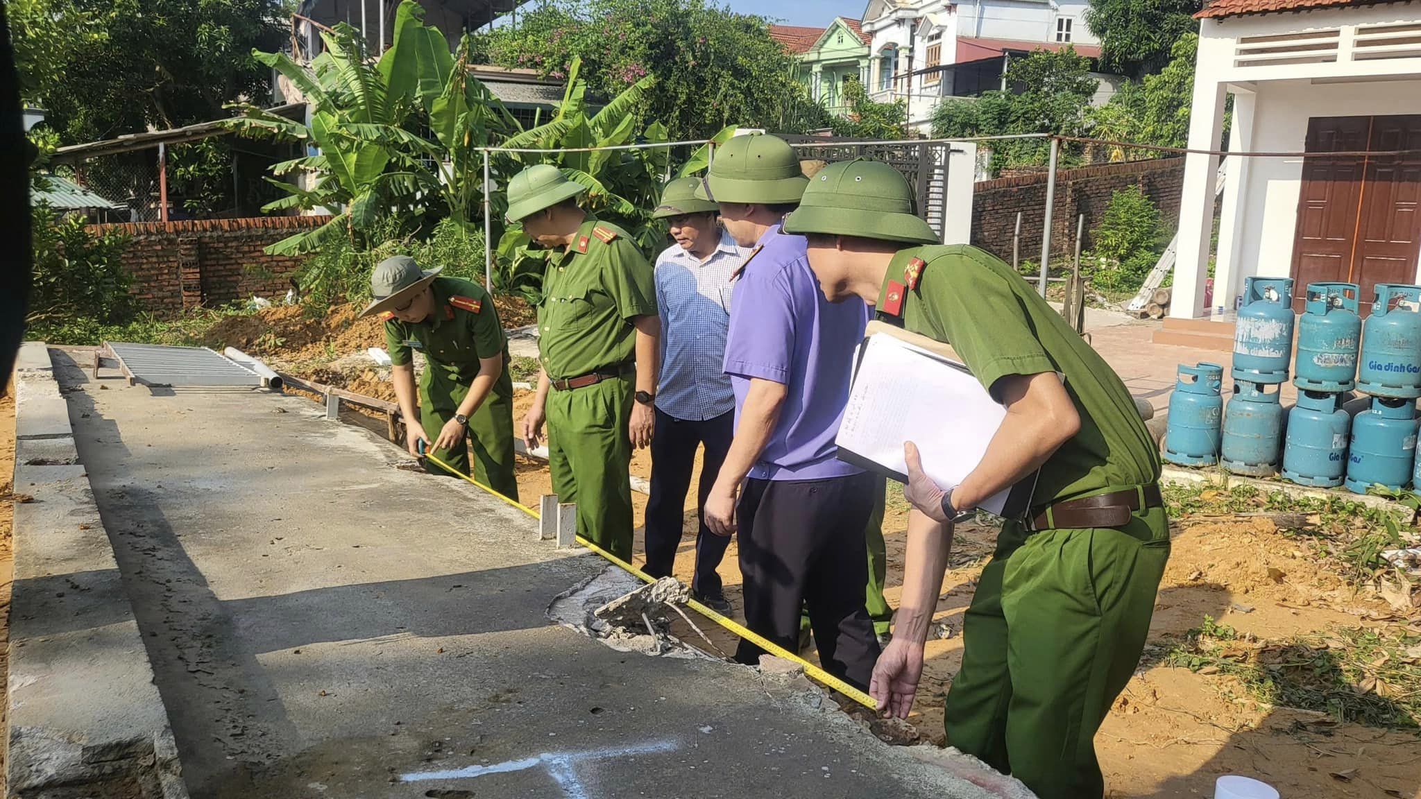 Những bộ phận đầu tiên của cầu Phong Châu bị sập được đưa lên bờ 6.jpg