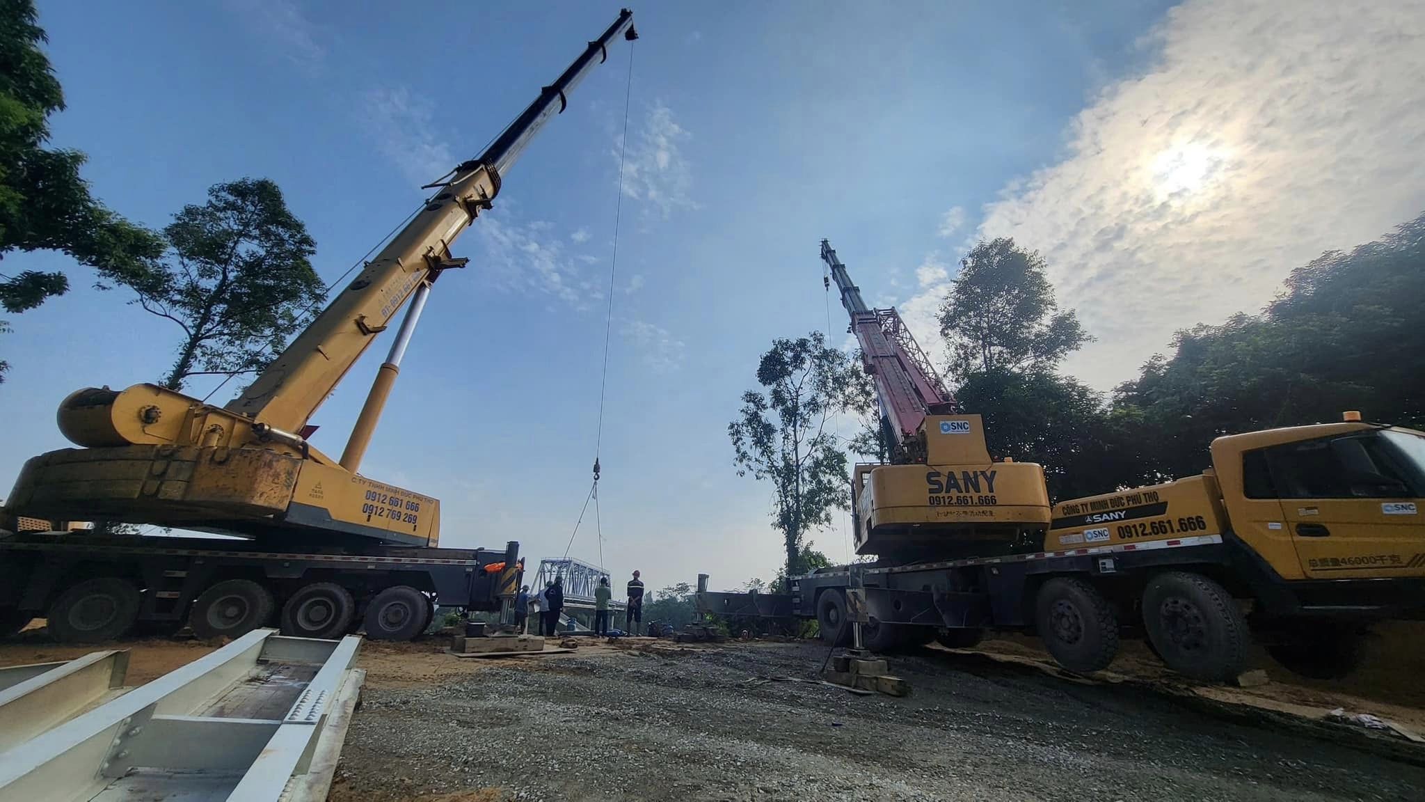 Những bộ phận đầu tiên của cầu Phong Châu bị sập được đưa lên bờ 8.jpg