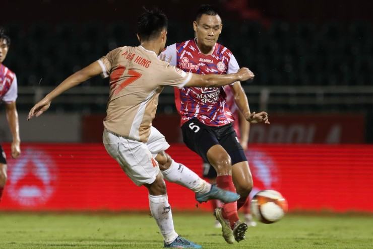 CLB-Cong-an-Ha-Noi-gui-khieu-nai-ve-trong-tai-bo-ngo-kha-nang-kien-len-FIFA-12-495-1716465948-794-width740height495.jpg