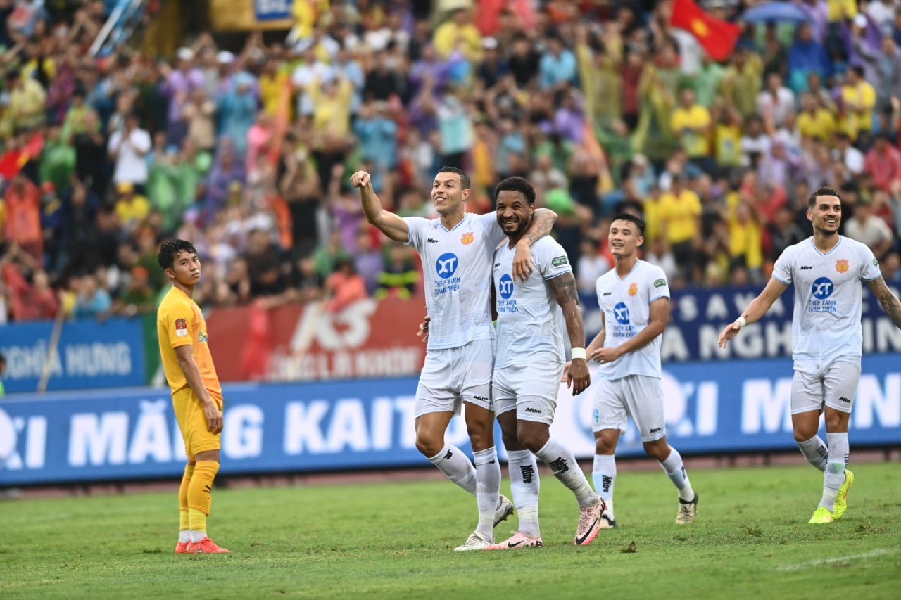 V-League khoá sổ_Rafeson.jpg