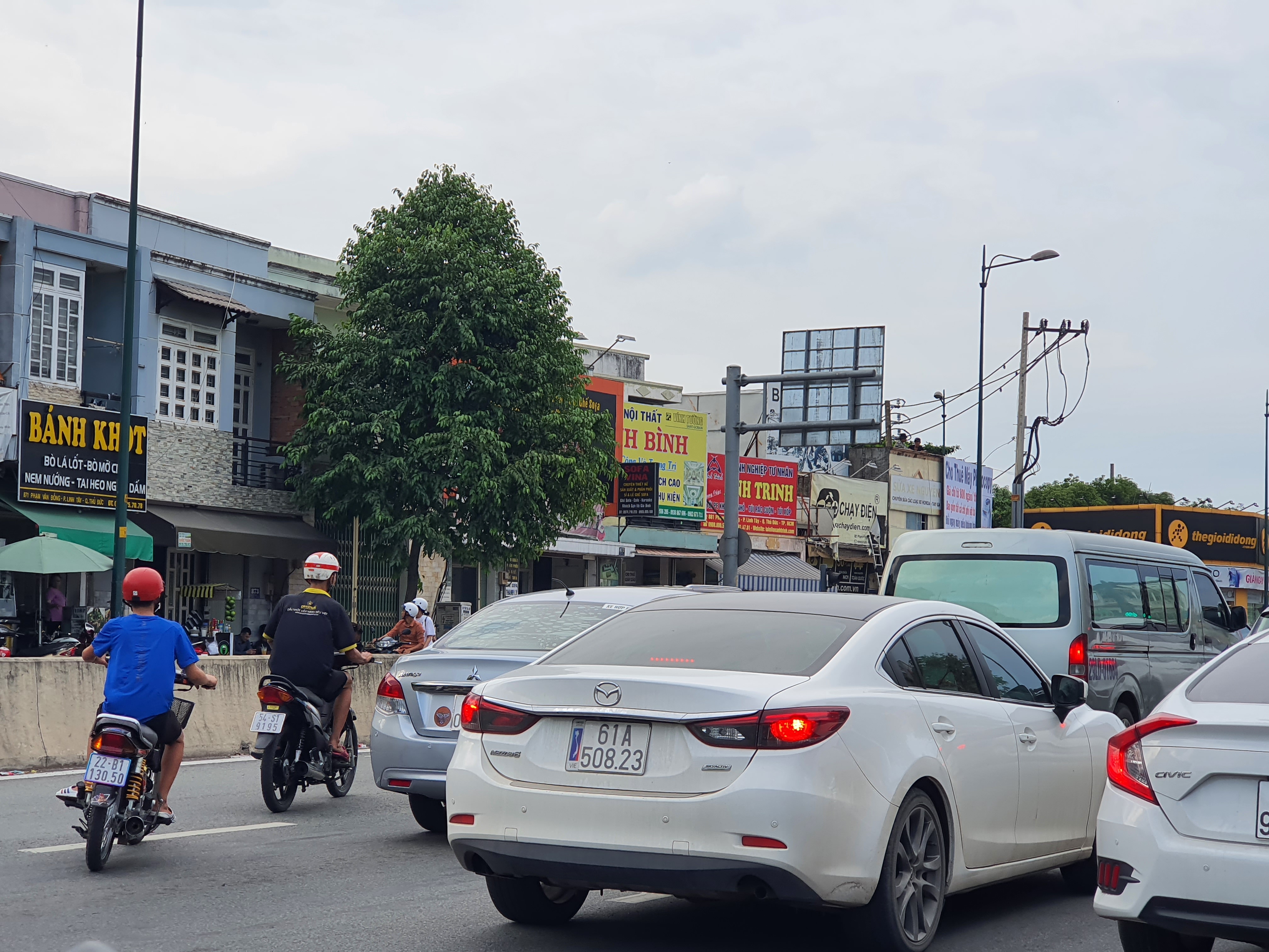 Người đi ô tô có thể bị phạt tiền 12 triệu đồng và tước bằng lái xe 4 tháng khi vượt quá tốc độ.
