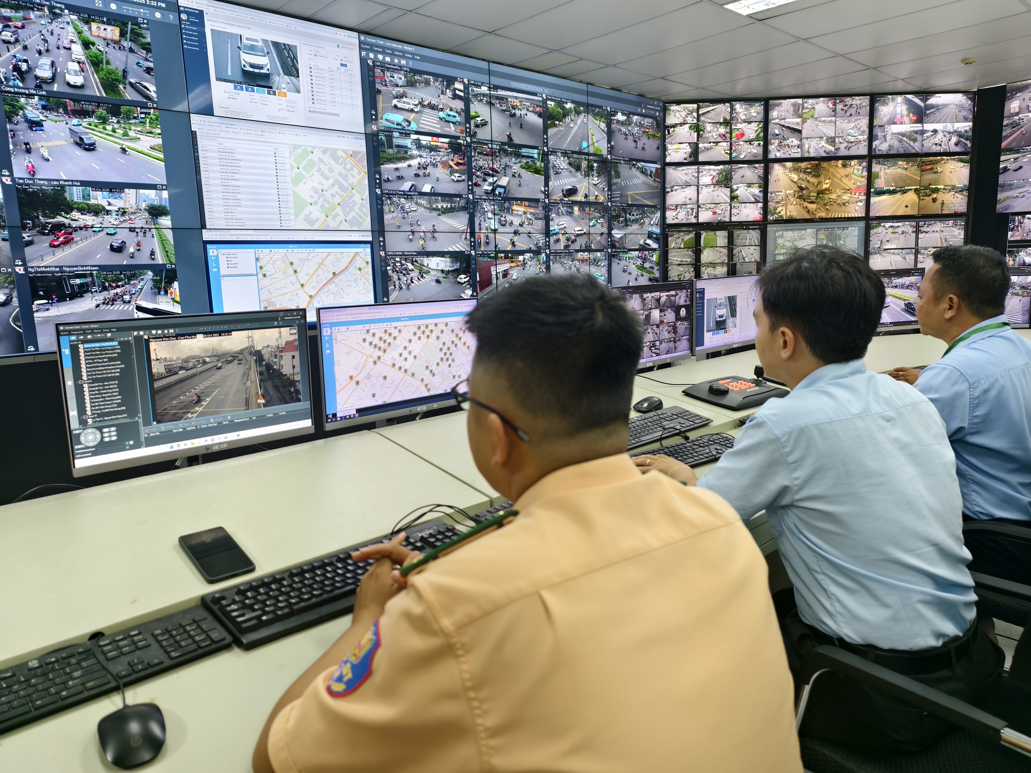 Đưa xe đi bảo dưỡng đậu ở vỉa hè bị phạt nguội, chủ xe hay đơn vị bảo dưỡng chịu trách nhiệm?