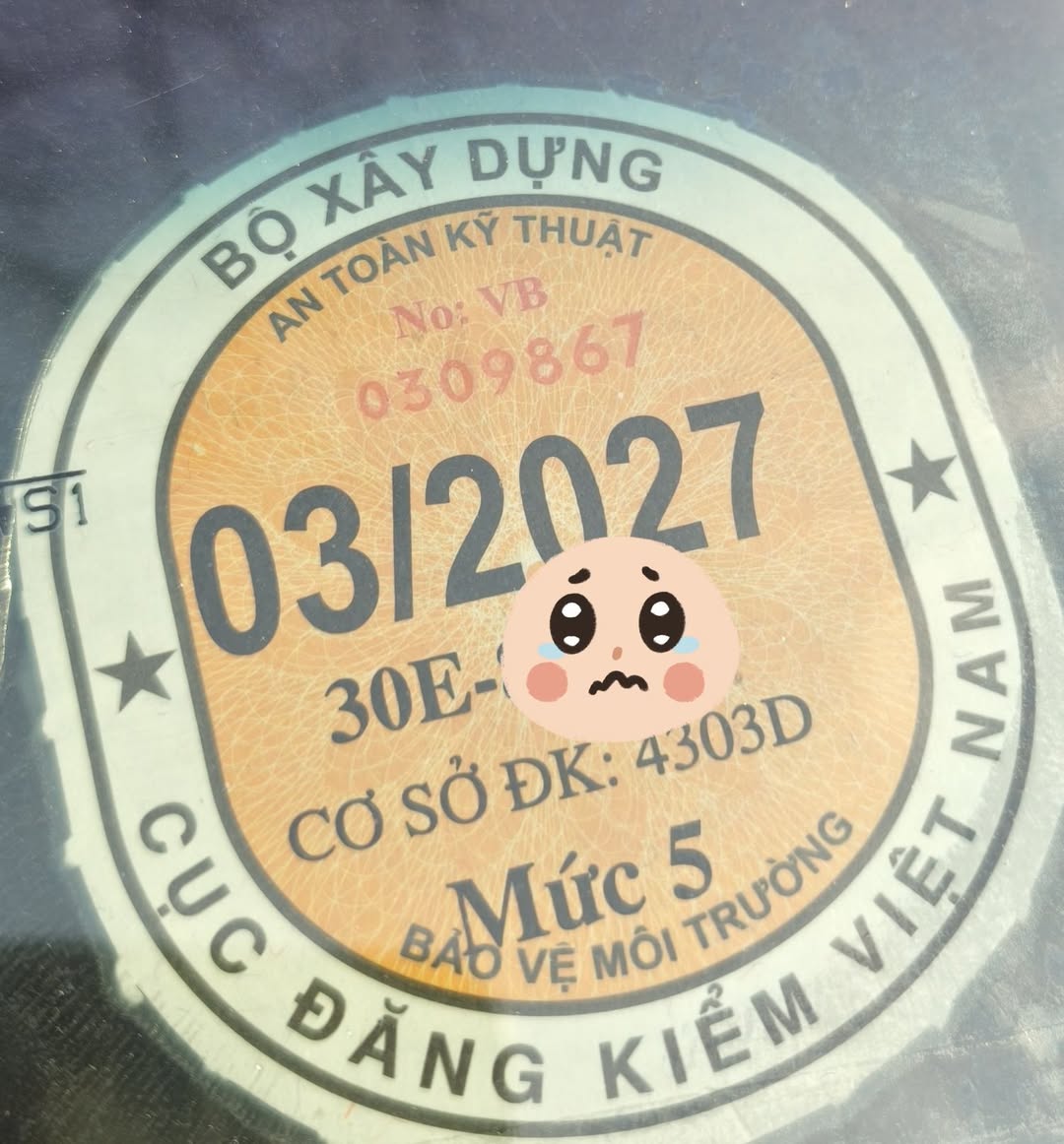 Mức khí thải trên tem kiểm định mới là theo thực tế hay tại thời điểm sản xuất của xe?