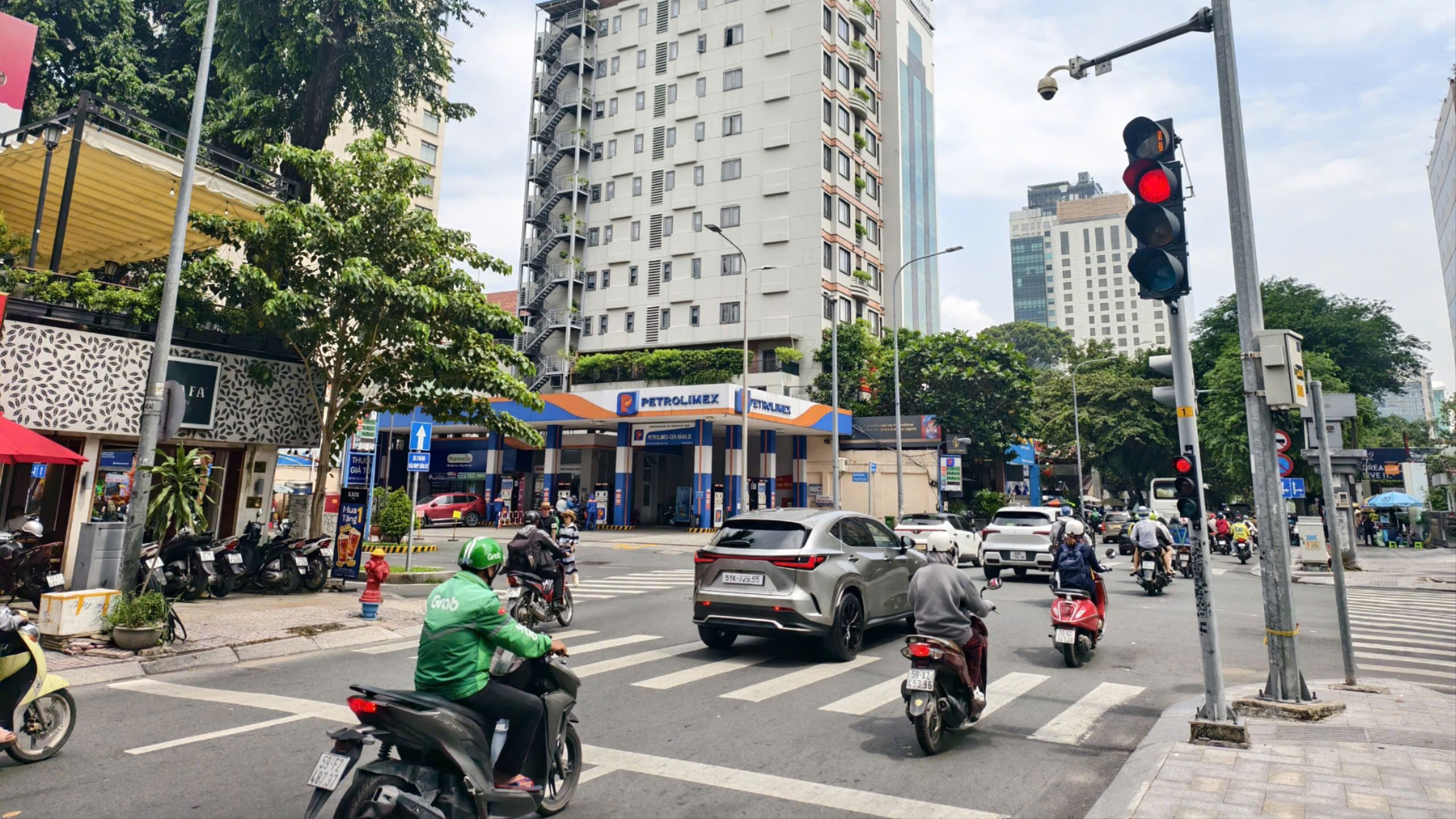 Đèn xanh đèn đỏ bị hỏng mà người lái xe vẫn chạy thì có bị xử phạt?