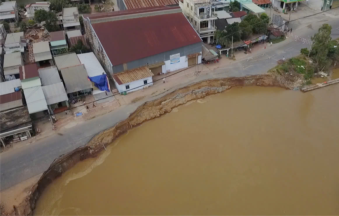 “Bảo kê” cát lậu và tiếng thở dài từ vùng sạt lở