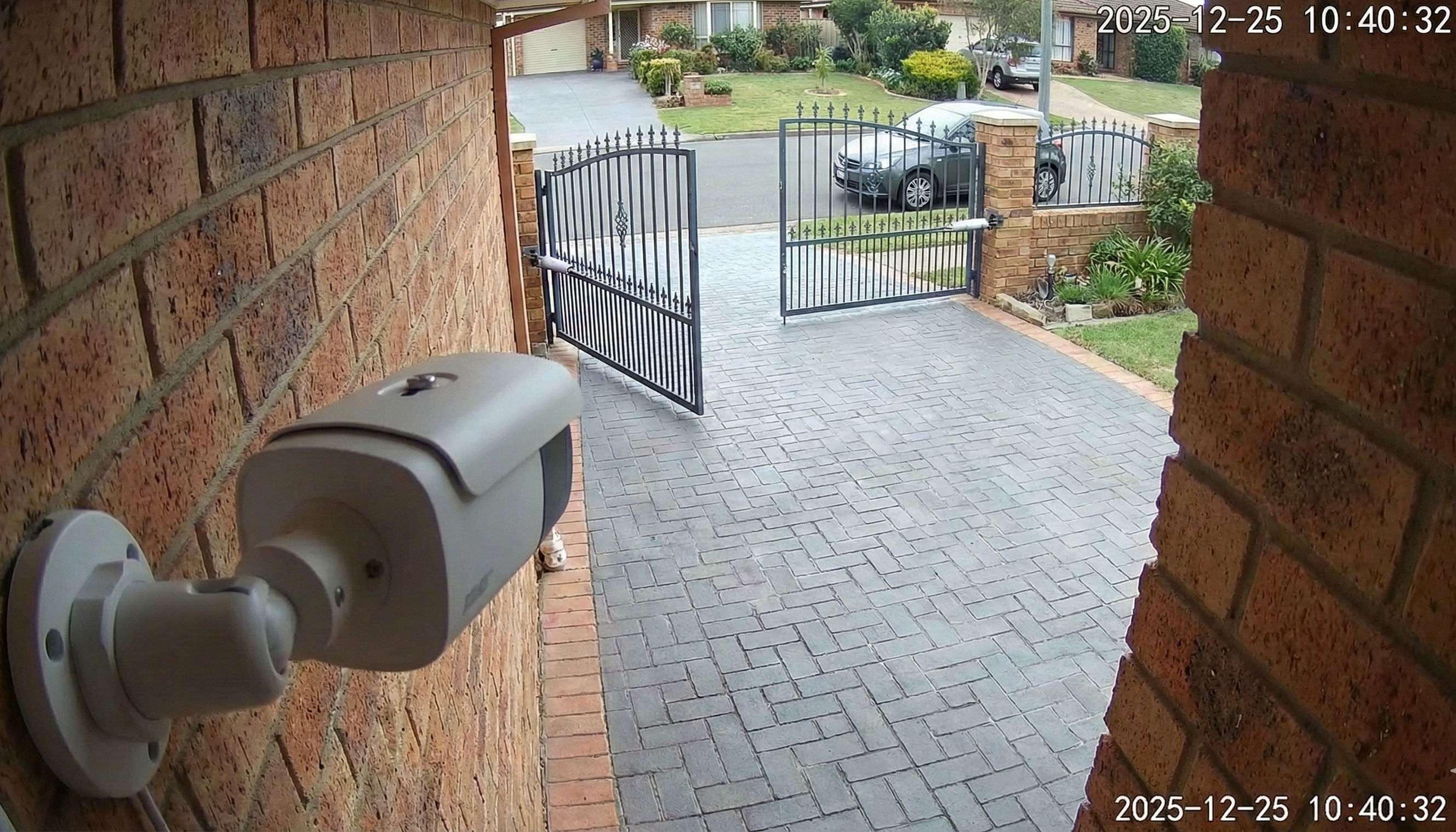 Bị camera an ninh phía hàng xóm chĩa thẳng vào nhà, phải làm sao?