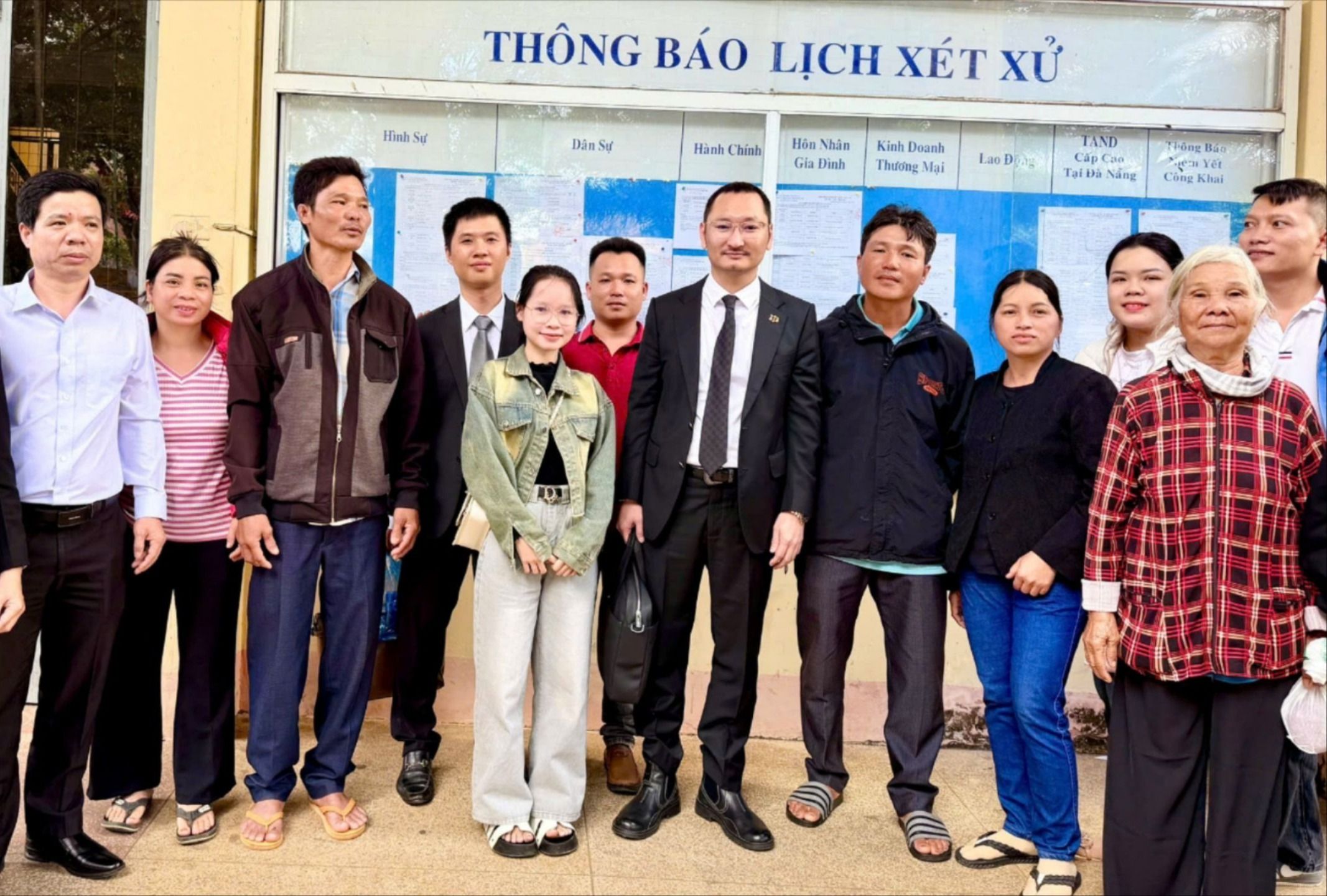 ném gạch.jpg
