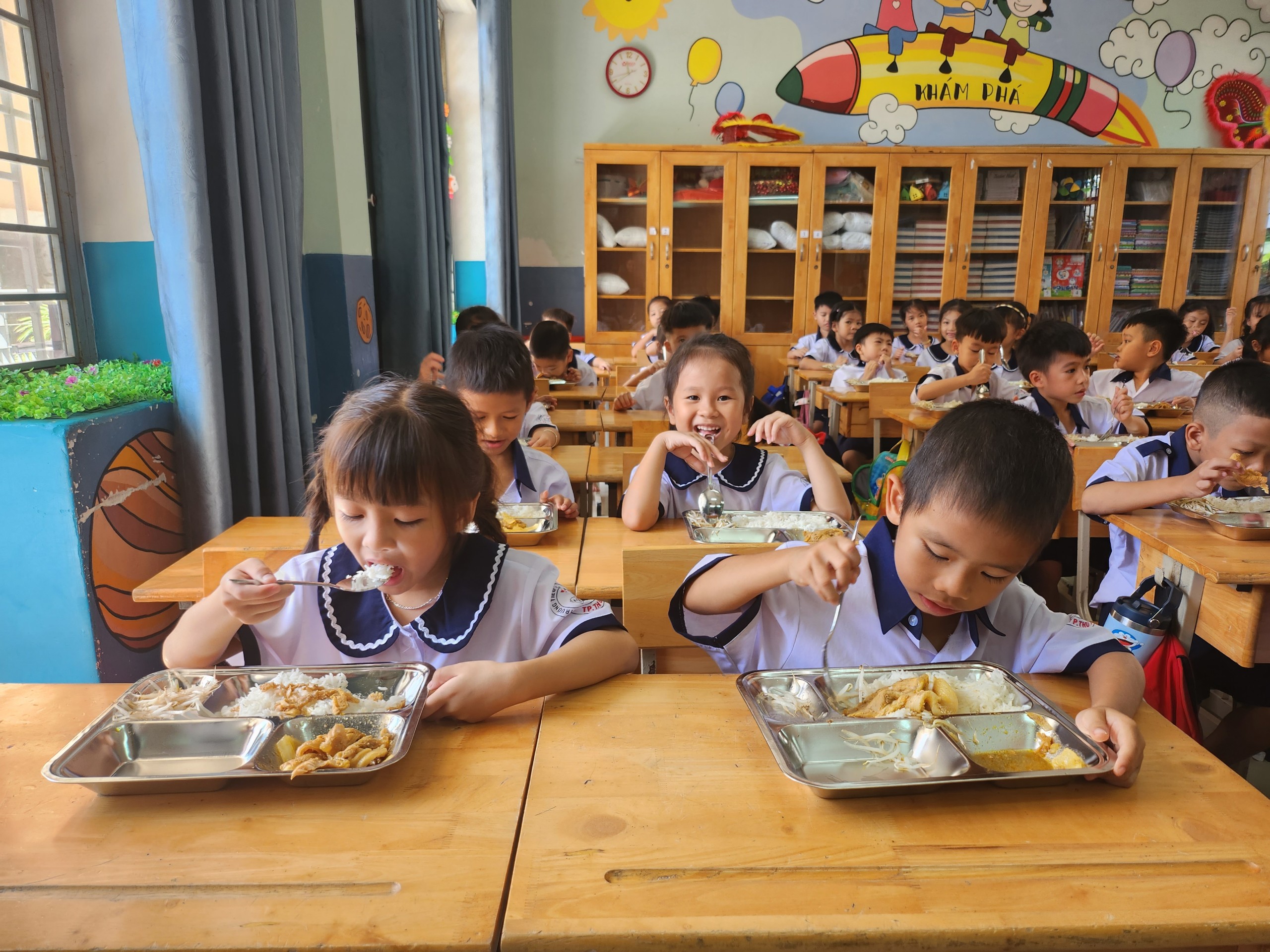 Hiệu trưởng gửi ảnh bữa ăn bán trú mỗi ngày