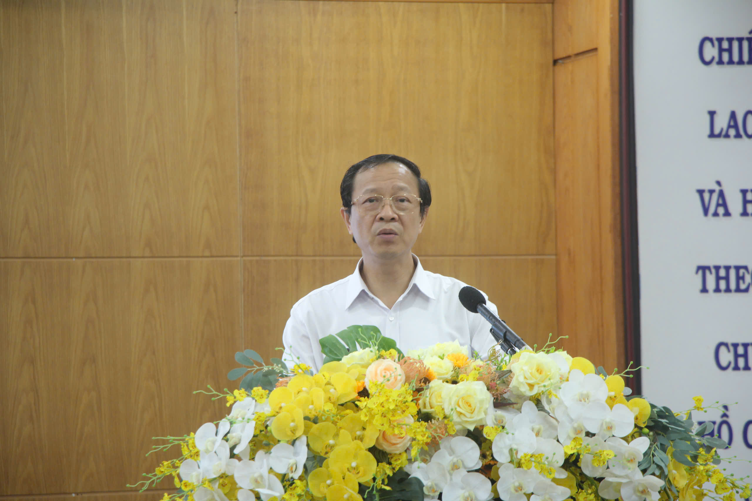 hoc-sinh-phai-di-hoc-them.jpg