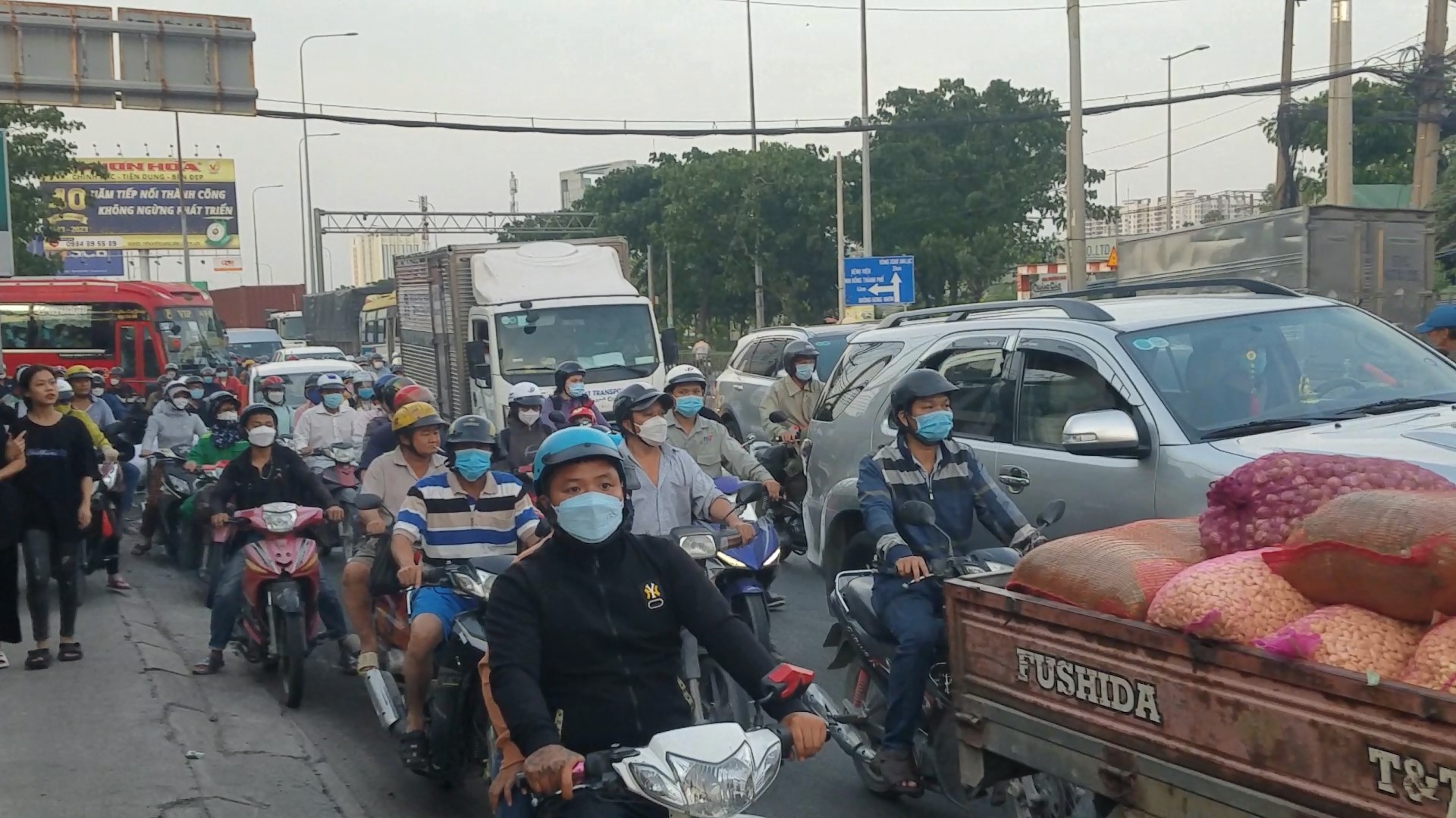 xe-dau-keo-cuon-nguoi-vao-gam-quoc-lo-1