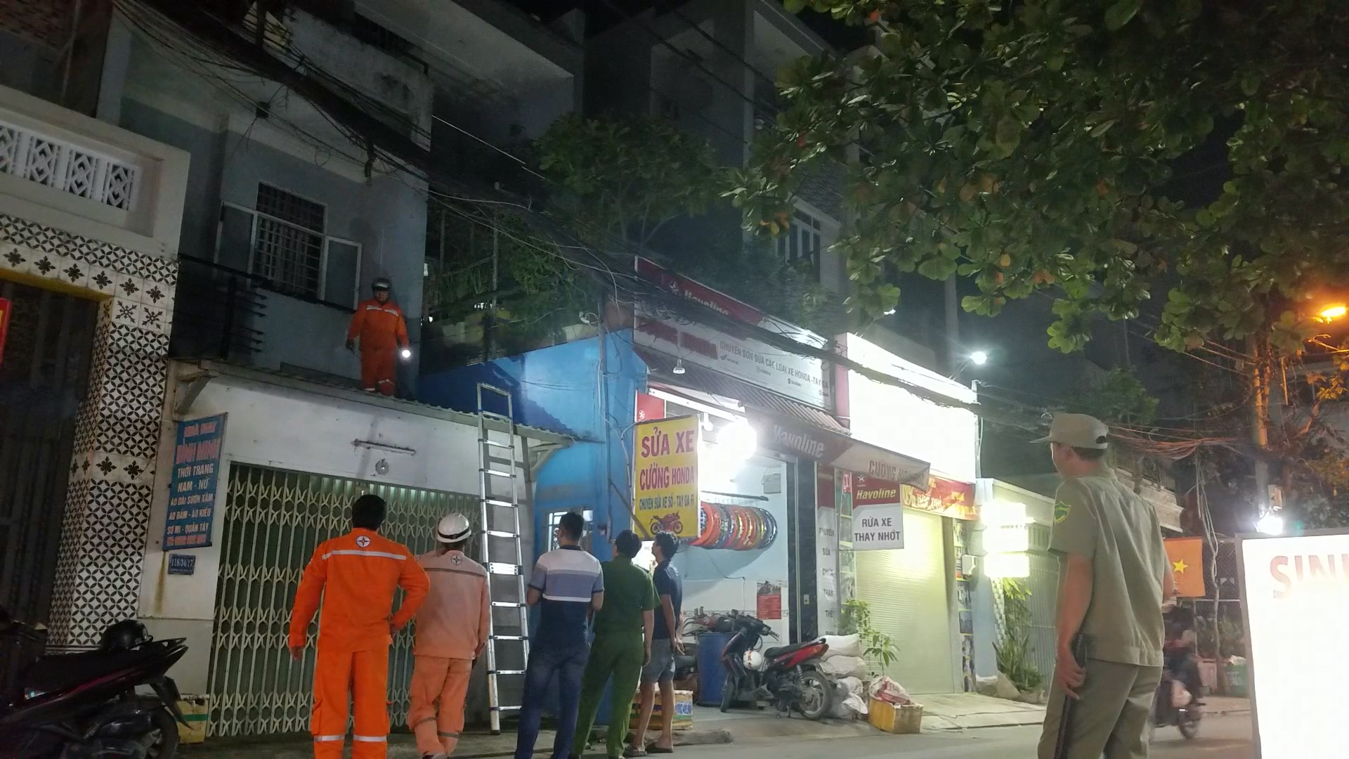 nguoi-dan-ong-nghi-bi-dien-giat-chet-khi-gan-lan-can-sat-2.jpg