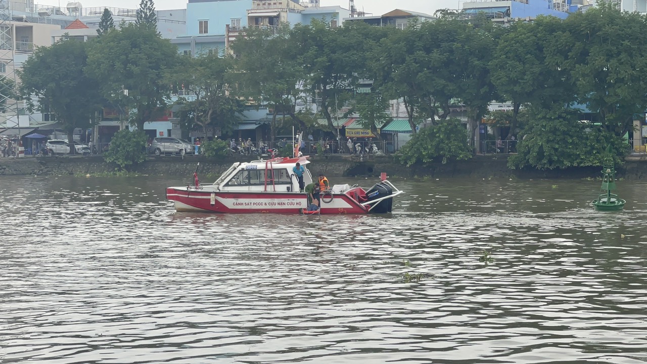 thanh-nien-nhay-cau-kenh-te-may-man-duoc-canh-sat-cuu.jpg