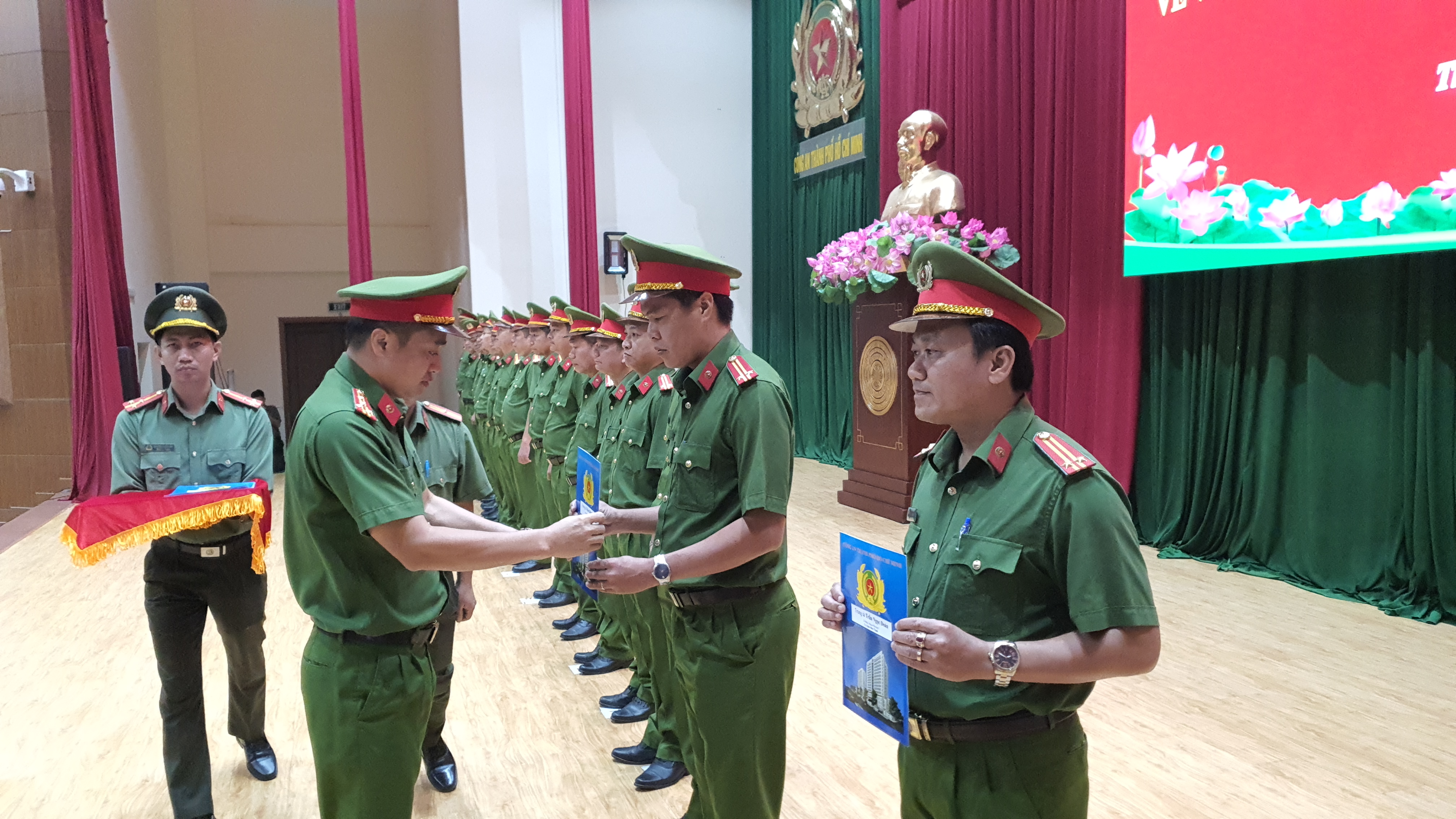 88-dieu-tra-vien-cap-xa-duoc-cong-an-tphcm-bo-nhiem.jpg