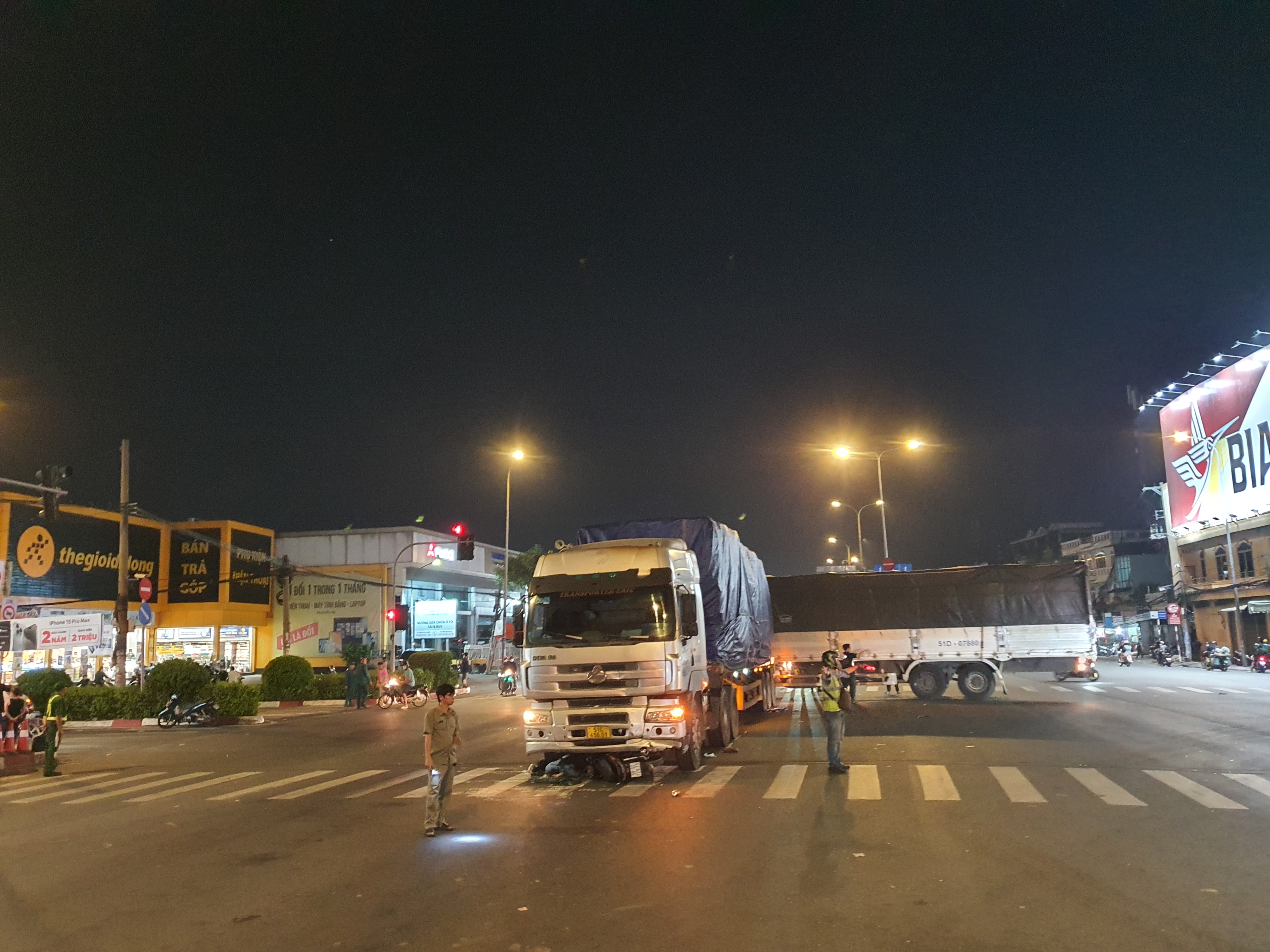 Xe đầu kéo tông, đẩy người đàn ông đi nhiều mét ở ngã tư Bà Điểm