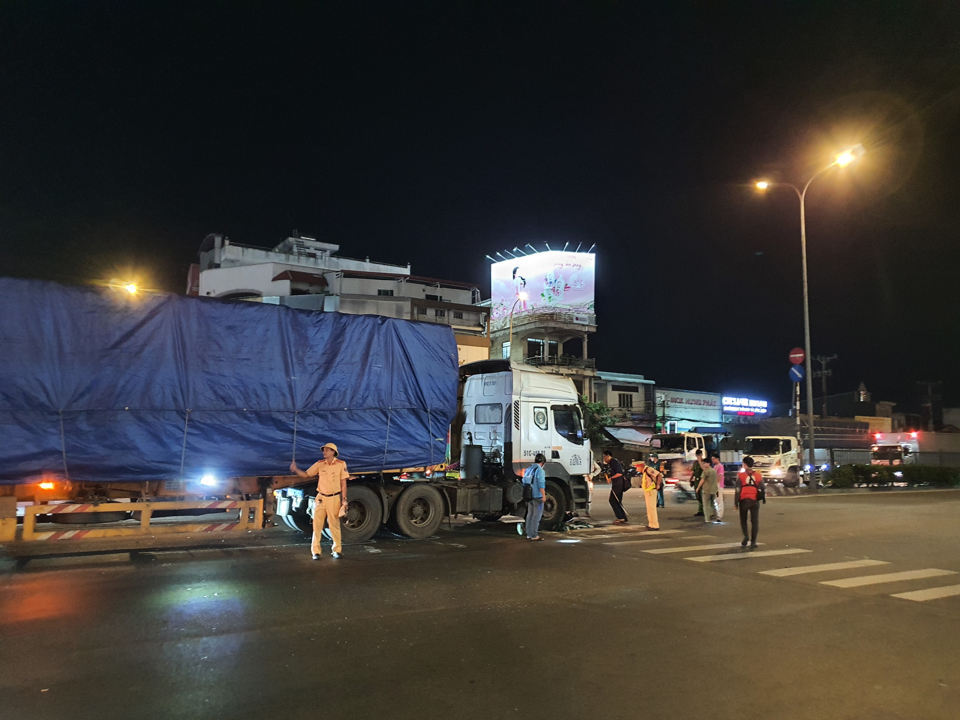 Xe đầu kéo tông, đẩy người đàn ông đi nhiều mét ở ngã tư Bà Điểm