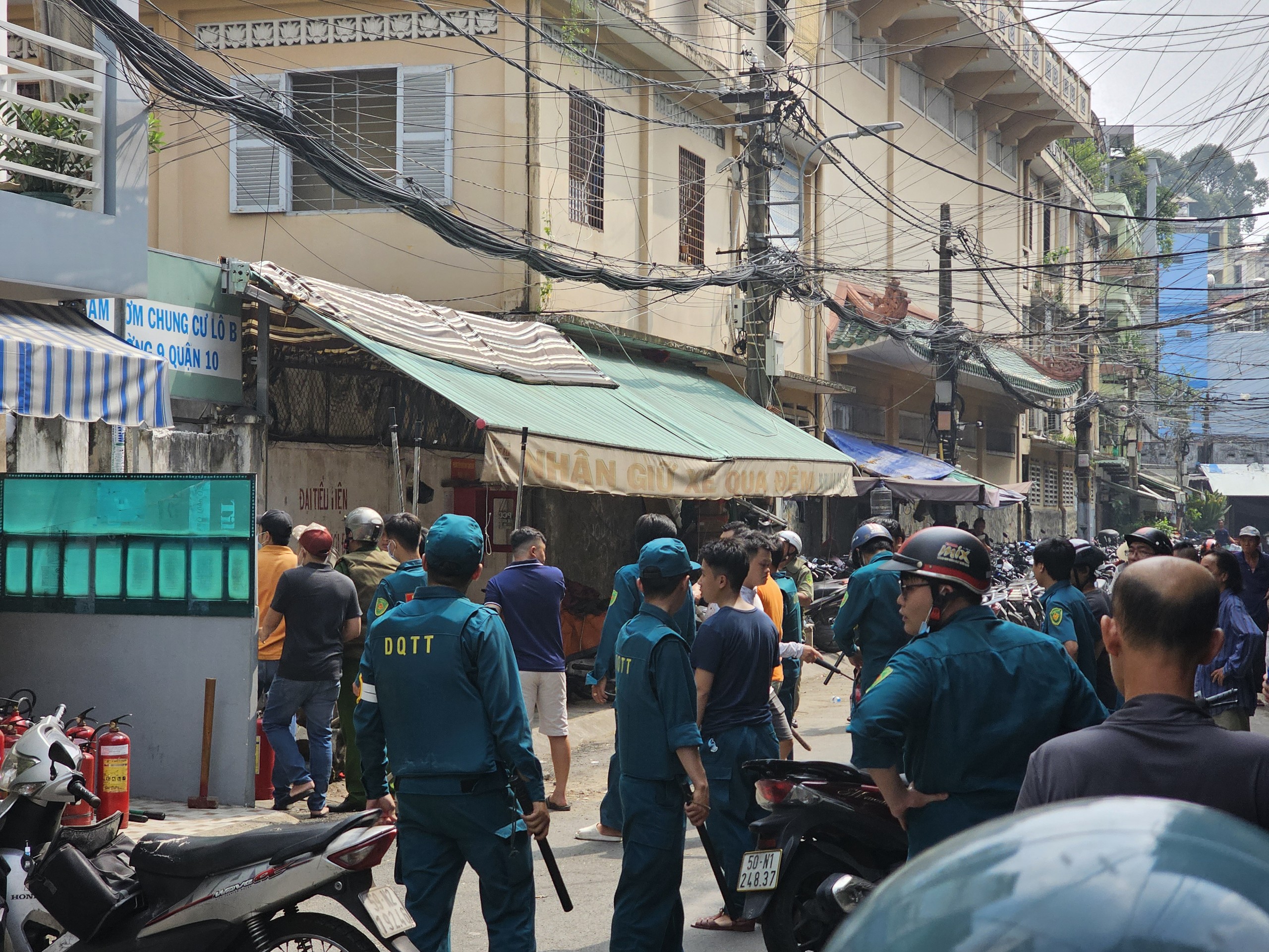 Người đàn ông nghi ngáo đá, đốt nhà rồi cố thủ ở Chung cư Ấn Quang, quận 10