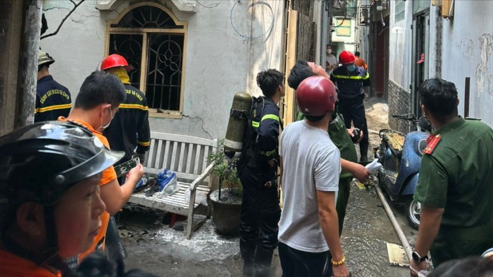 Người đàn ông nghi ngáo đá, đốt nhà rồi cố thủ ở Chung cư Ấn Quang, quận 10