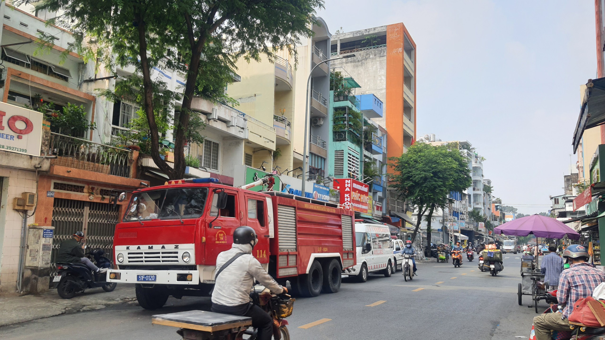 Người đàn ông nghi ngáo đá, đốt nhà rồi cố thủ ở Chung cư Ấn Quang, quận 10