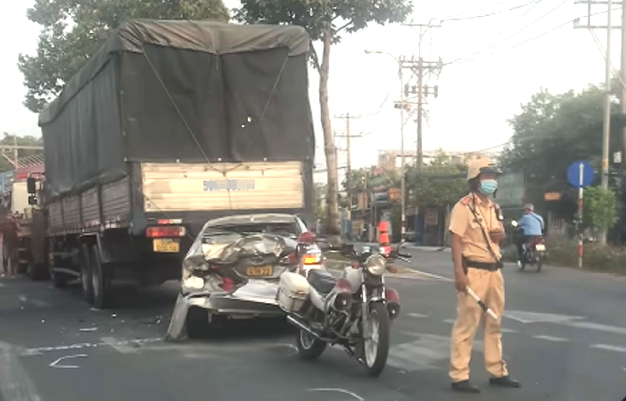 Tông liên hoàn trên Quốc lộ 22, xe con biến dạng, 2 người thoát nạn