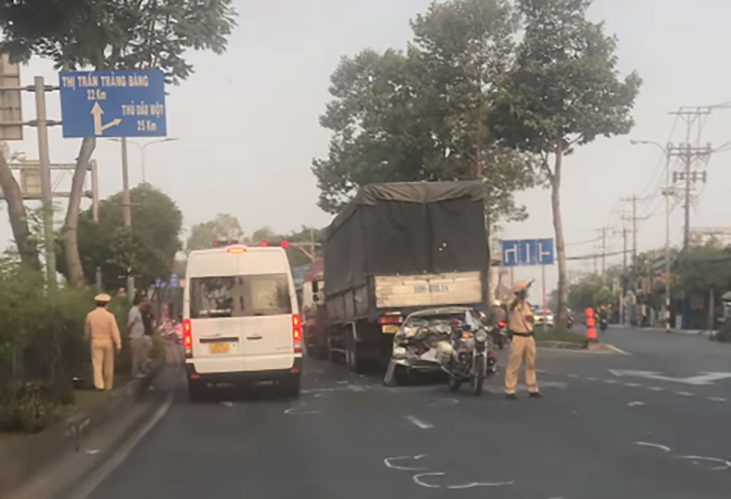 Tông liên hoàn trên Quốc lộ 22, xe con biến dạng, 2 người thoát nạn