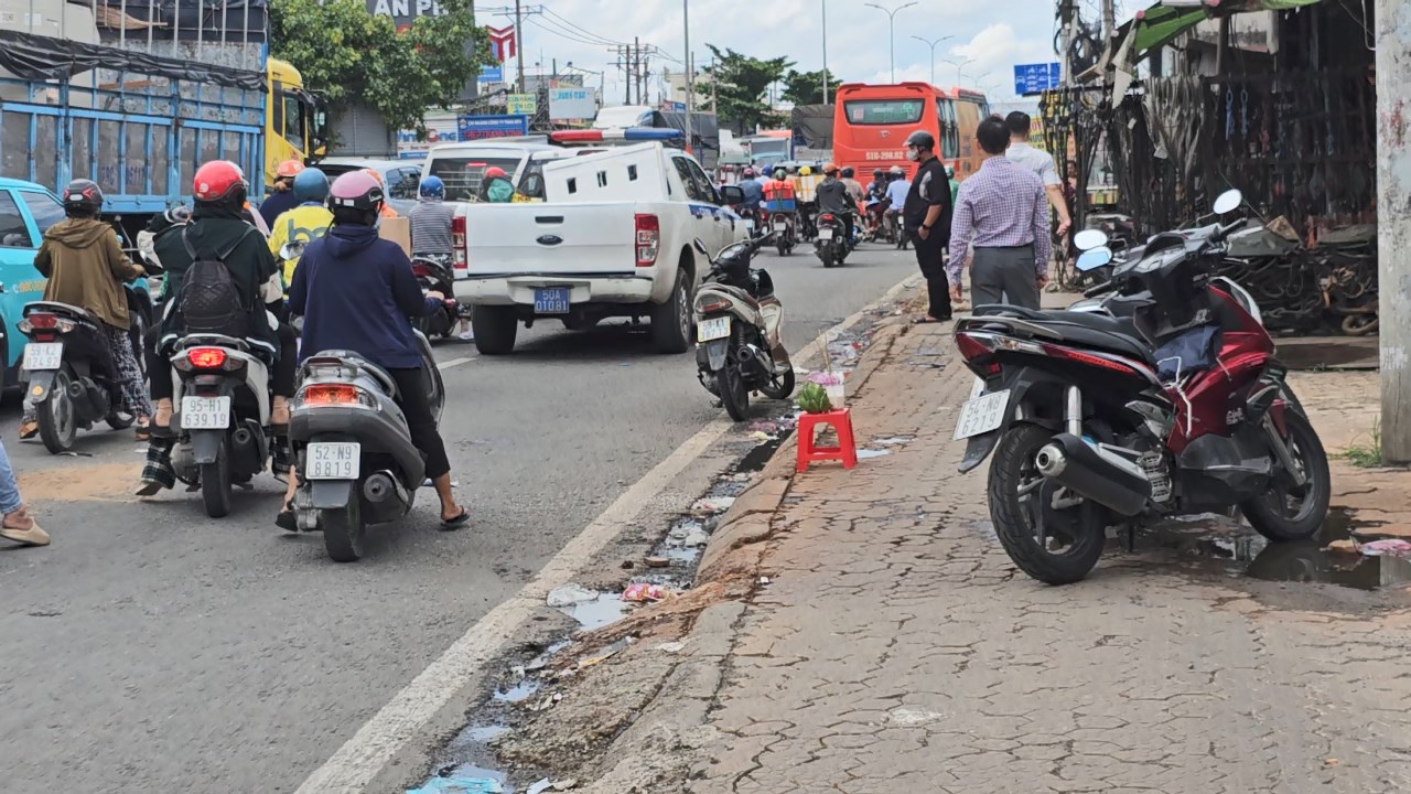 Nghi tránh xe đạp chở đồ, người đàn ông bị xe khách cán tử vong