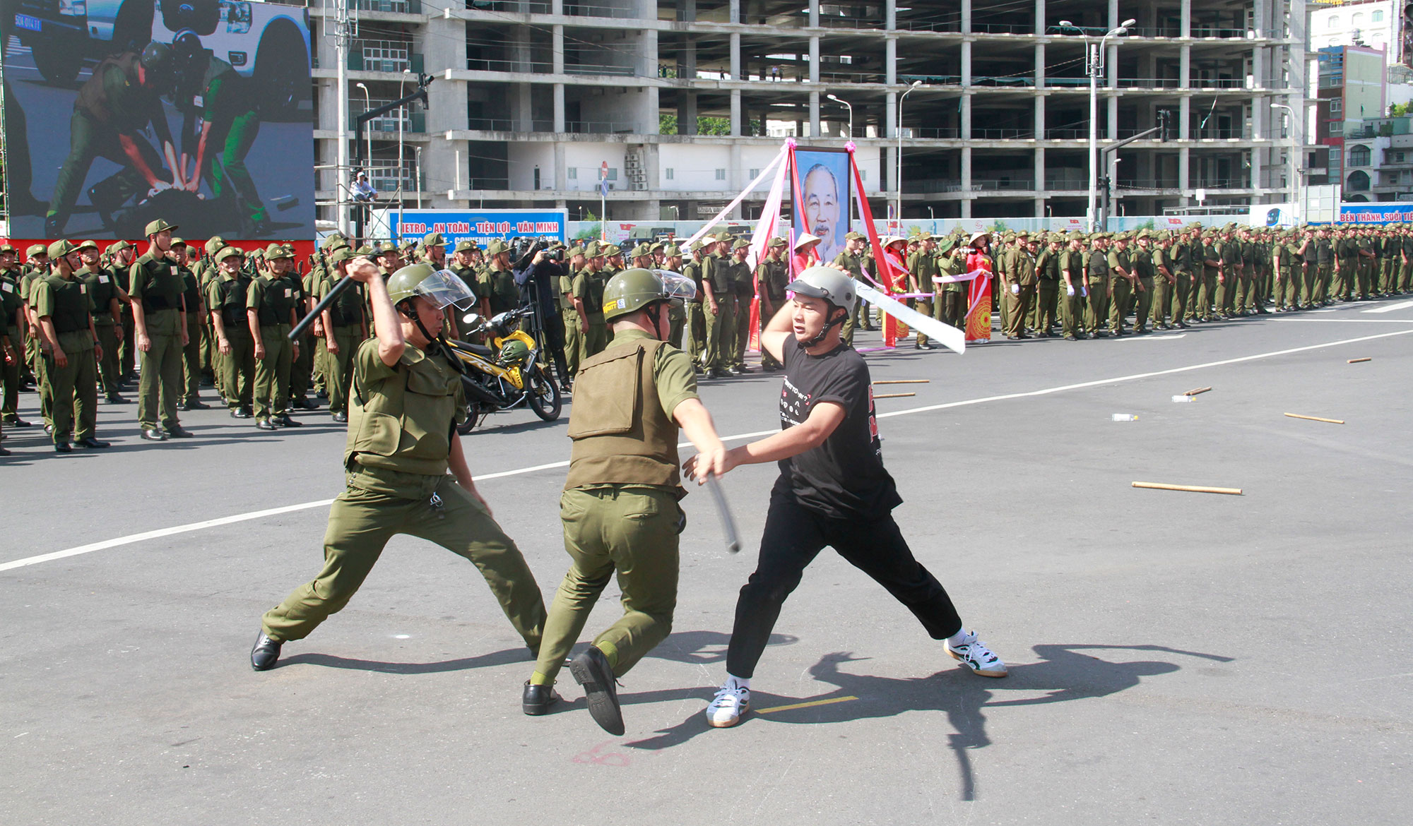 chum-anh-le-ra-mat-luc-luong-tham-gia-bao-ve-an-ninh-trat-tu-o-co-so-o-tp-hcm (5).jpg