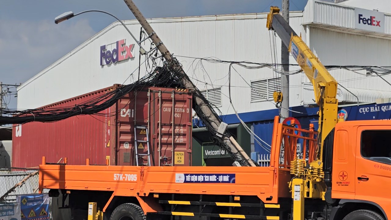 Xe container kéo gãy trụ điện, nhiều đường gần Tân Sơn Nhất ùn ứ