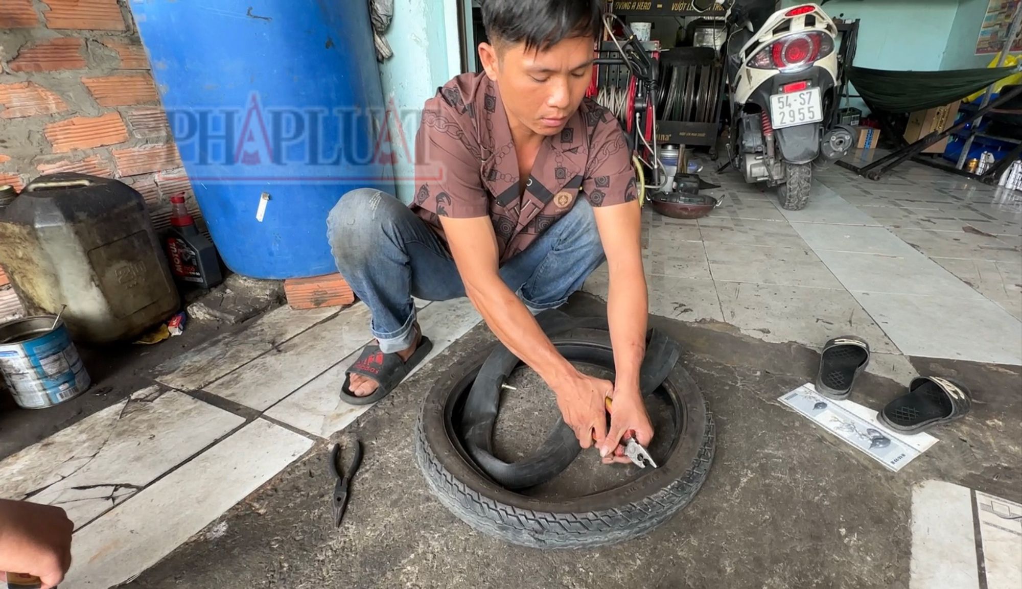 Bài 2: Tiệm phá xe của khách ở Thủ Đức, vòng xoay Đồng Xoài