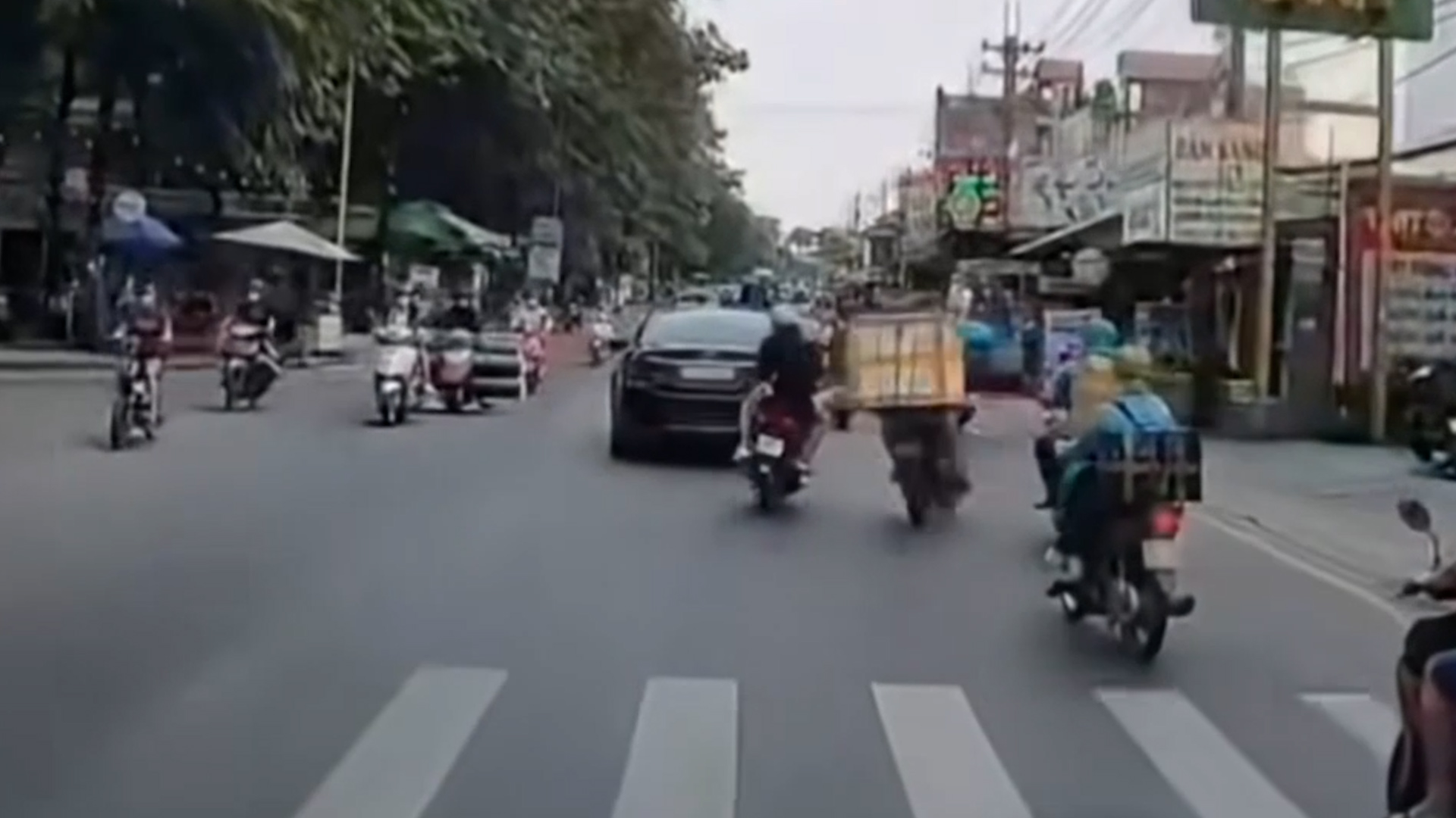 Người vung chân đạp ngã xe máy ở Bình Tân là ai