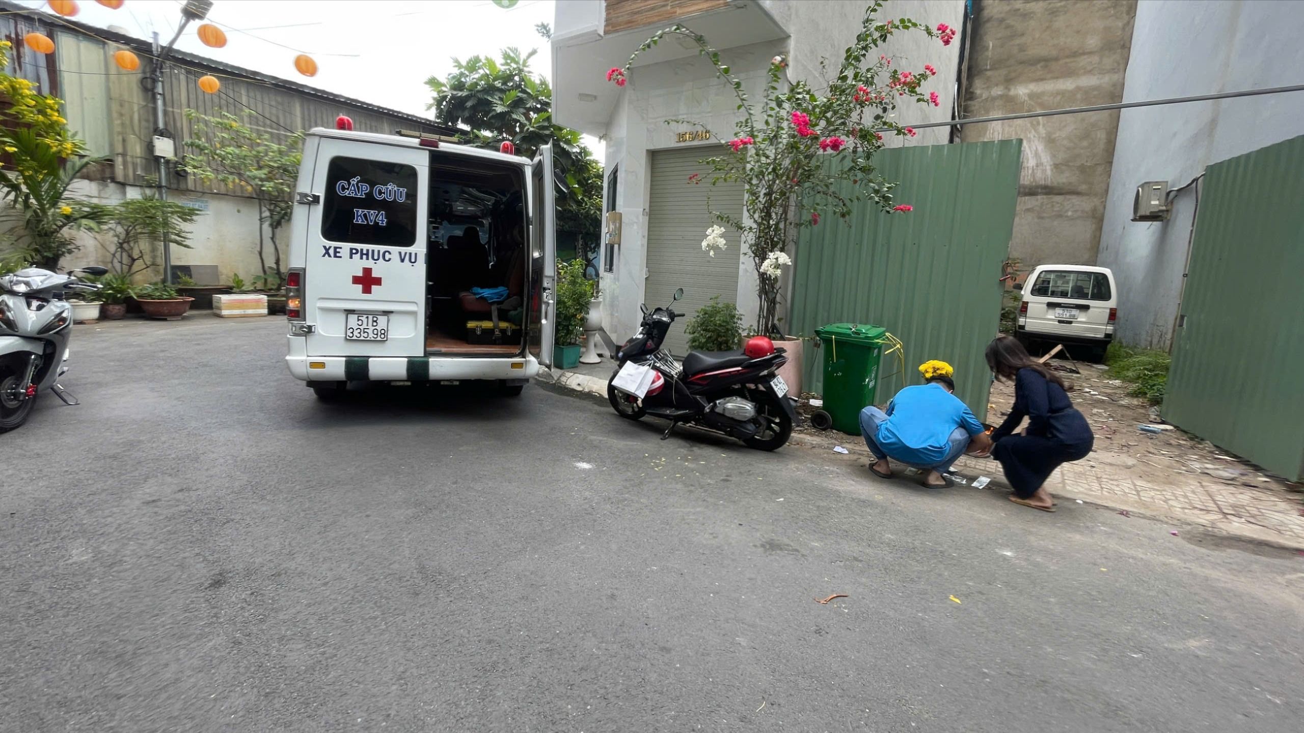 Phát hiện thi thể trẻ sơ sinh trong bãi đất lọt giữa hai căn nhà ở Tân Phú
