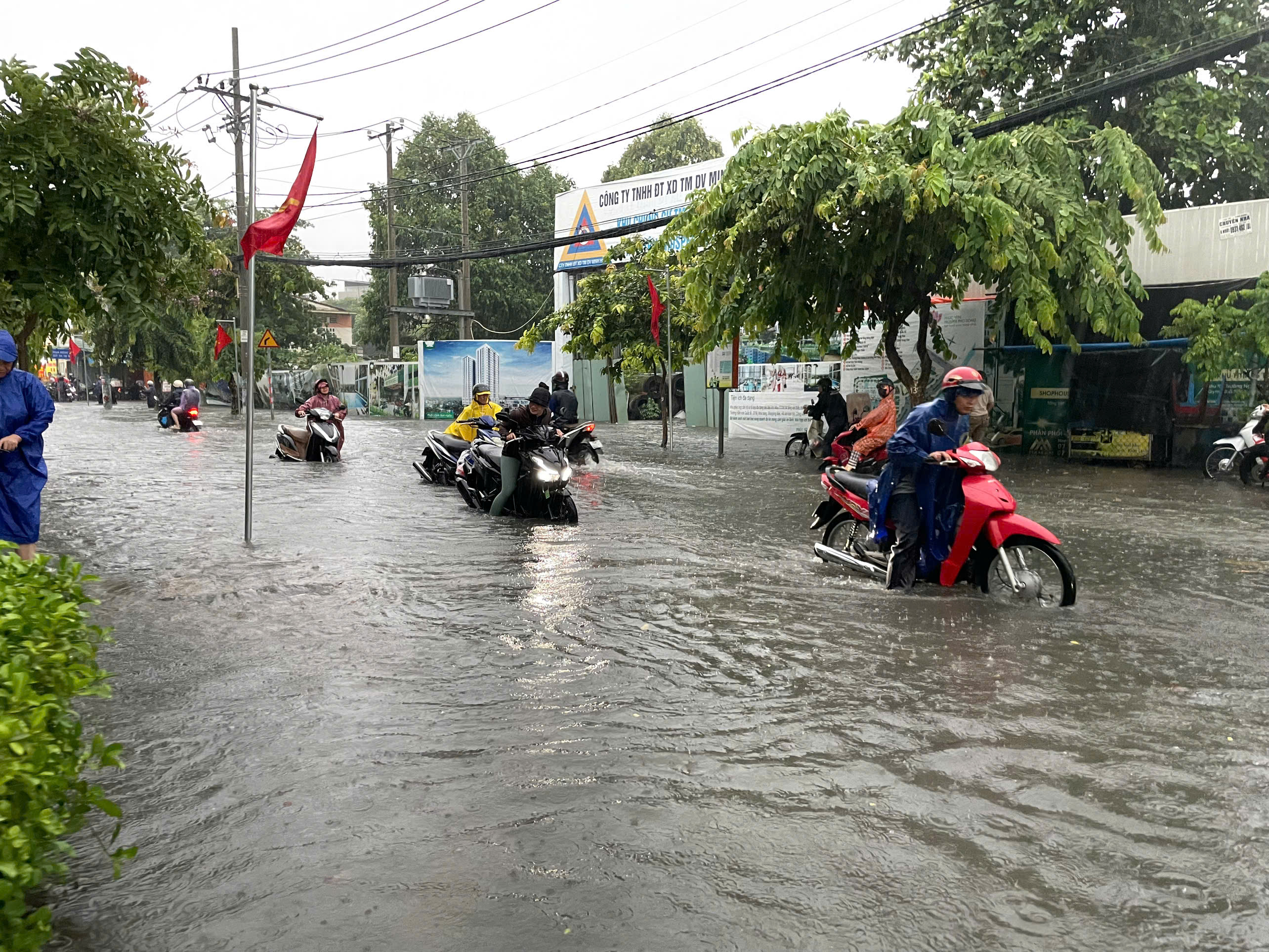 mua-lon-sang-som-nhieu-tuyen-duong-tp-hcm-ngap-nang-4.jpg