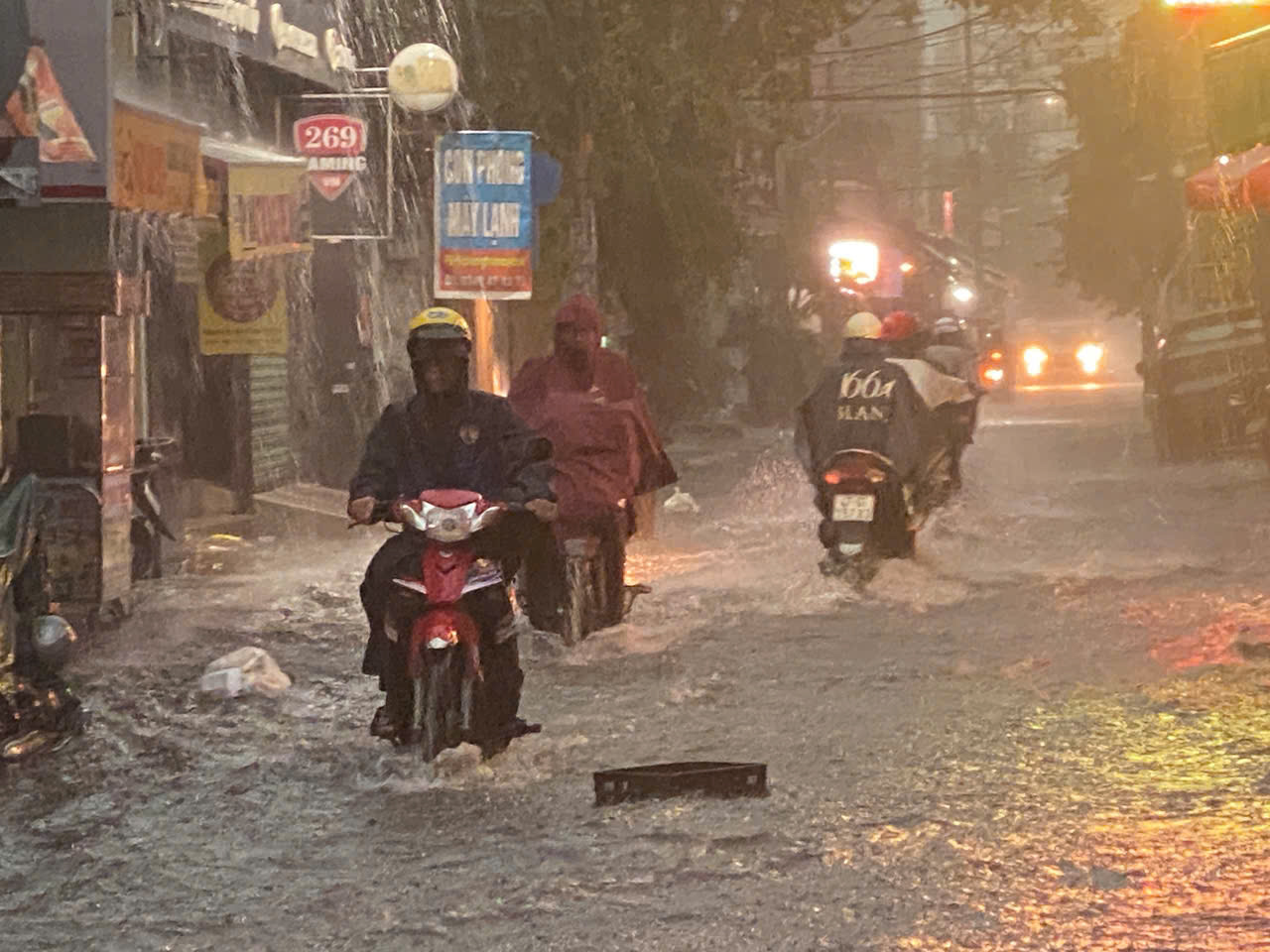 mua-lon-sang-som-nhieu-tuyen-duong-tp-hcm-ngap-nang.jpg