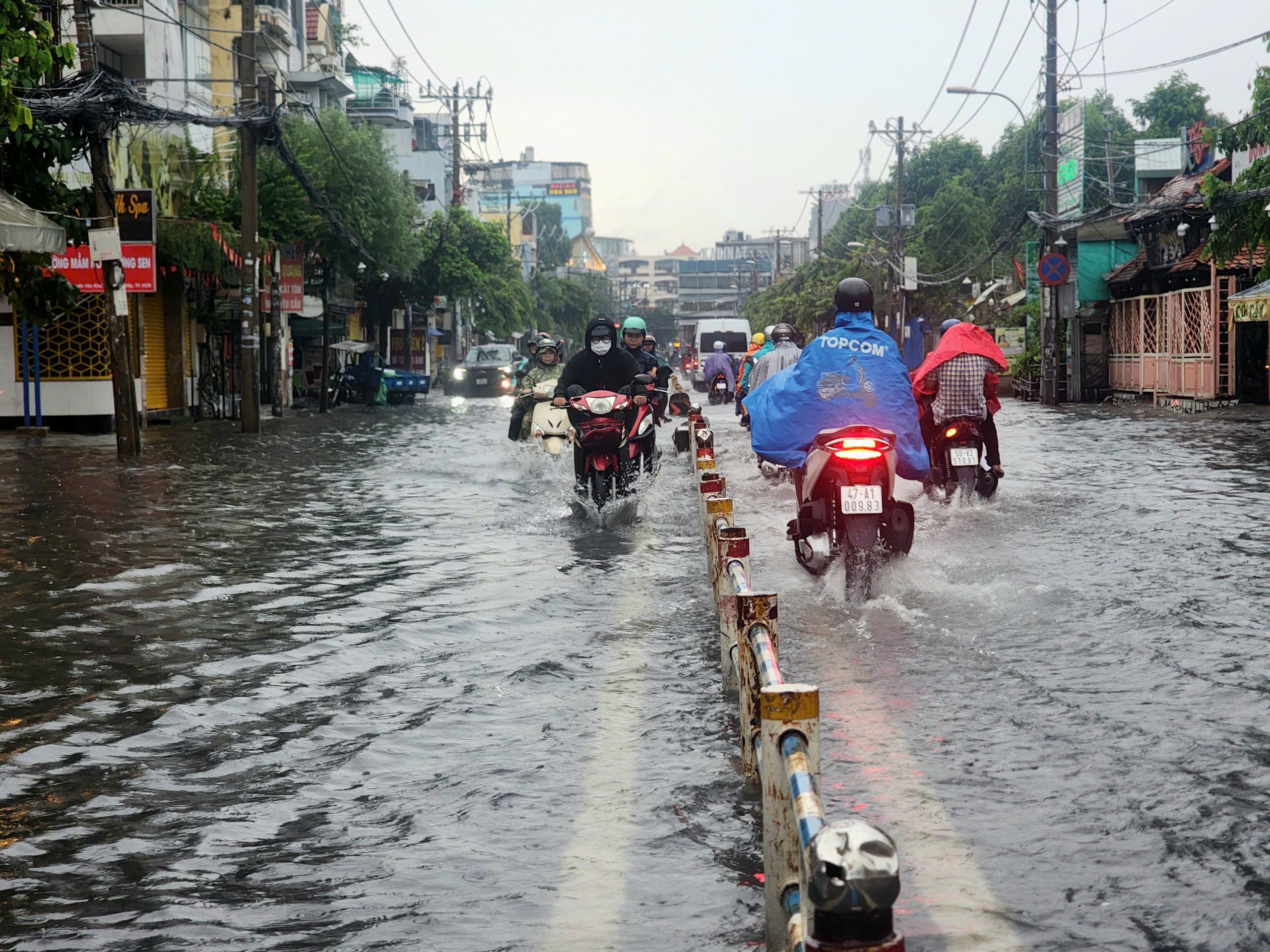 mua-lon-sang-som-nhieu-tuyen-duong-tp-hcm-ngap-nang-6.jpg