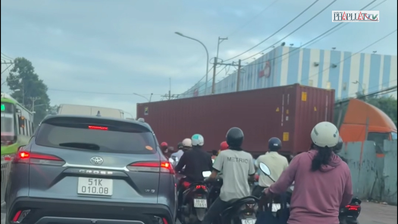 Xe container tông dải phân cách, lao sang làn đường ngược lại ở Củ Chi