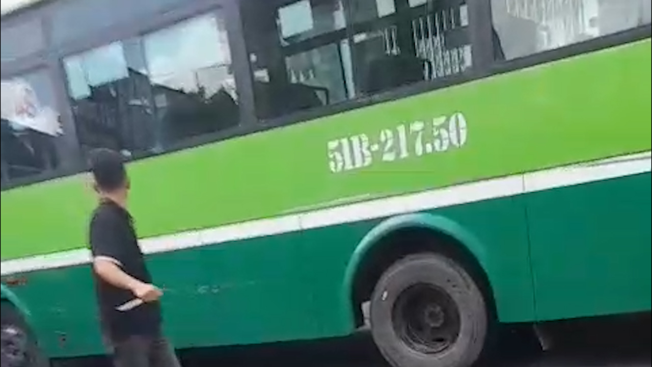tai-xe-xe-buyt-bi-truy-duoi-bang-dao-va-bi-nem-da-vao-dau-sau-va-cham-2.jpg