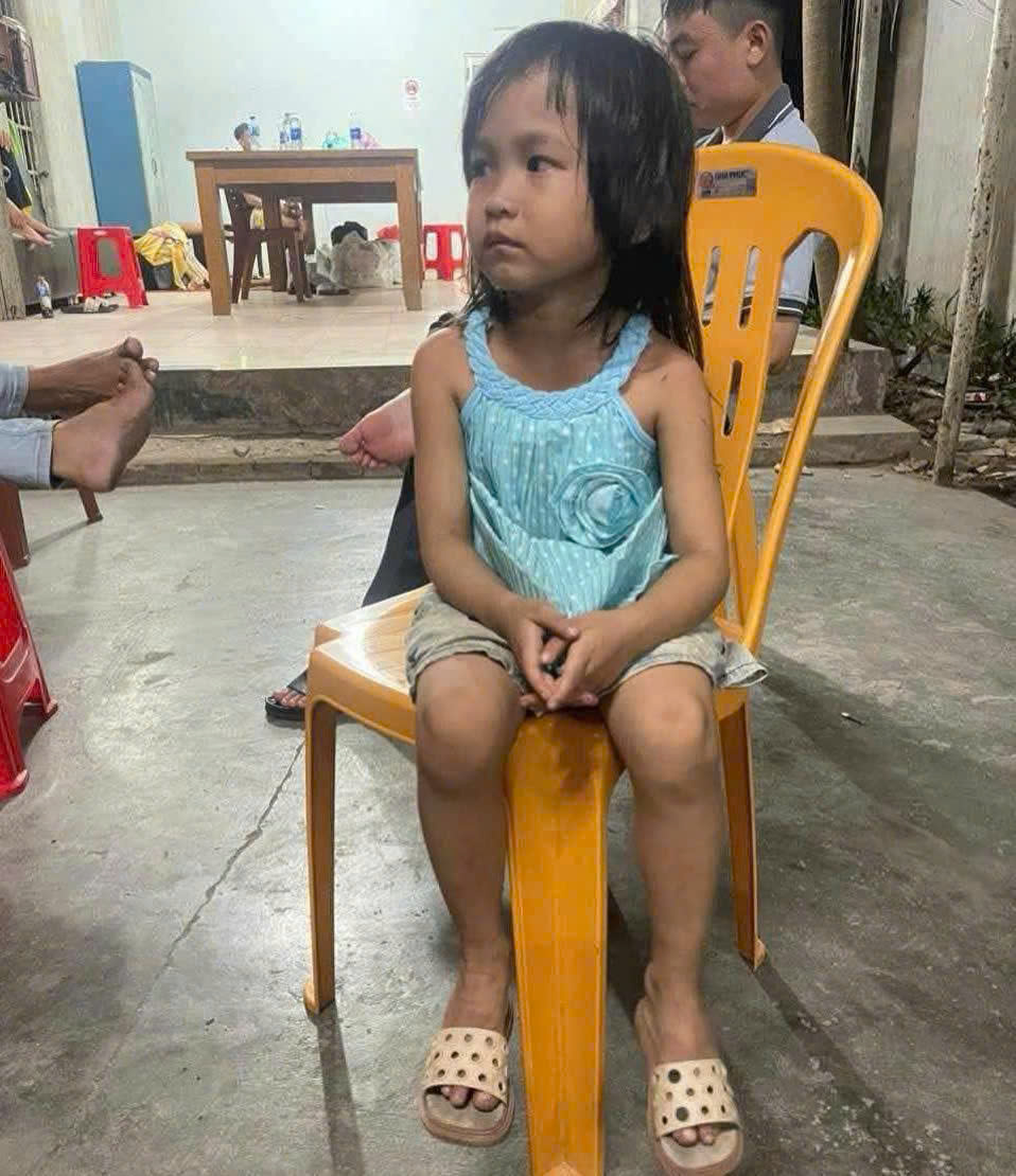Bé gái đi lạc vào quán cà phê ở TP HCM, hơn một tuần chưa ai đến nhận
