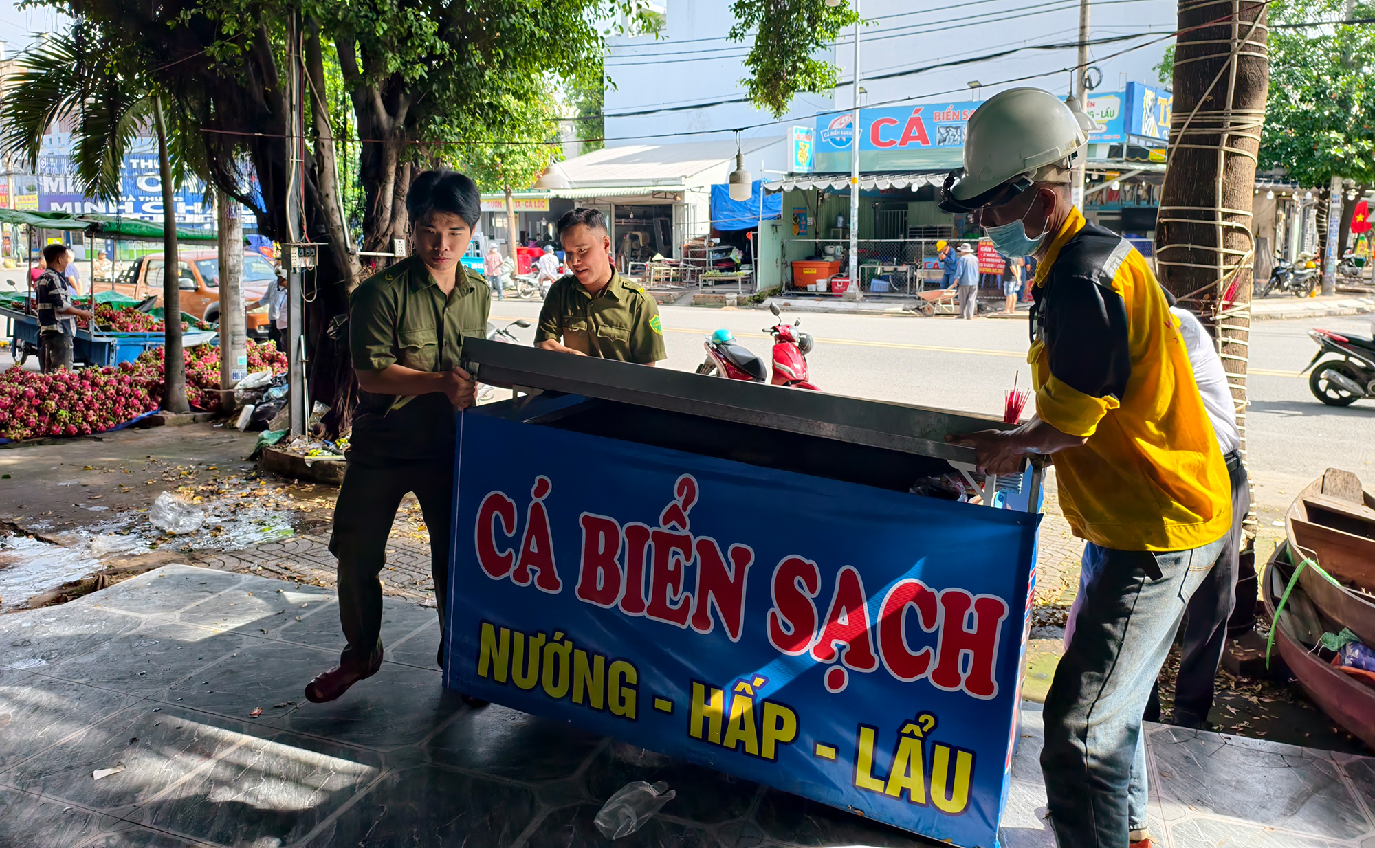 hon-50-cong-trinh-tam-lan-chiem-via-he-o-phuong-binh-tan-duoc-thao-do-67.jpg