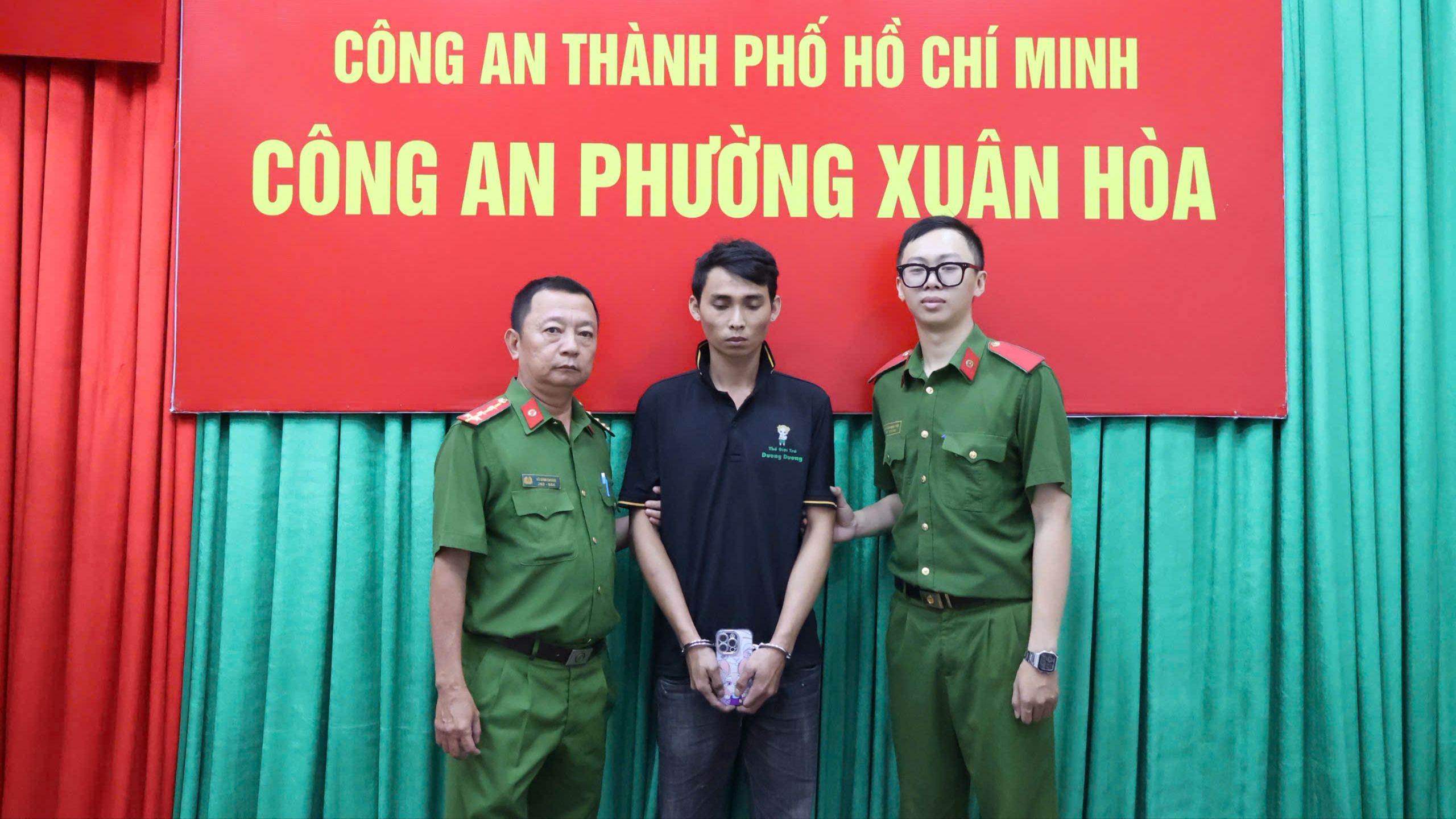 bat-nhanh-nghi-pham-cuop-giat-iphone-14-pro-o-chan-cau-cong-ly.jpg