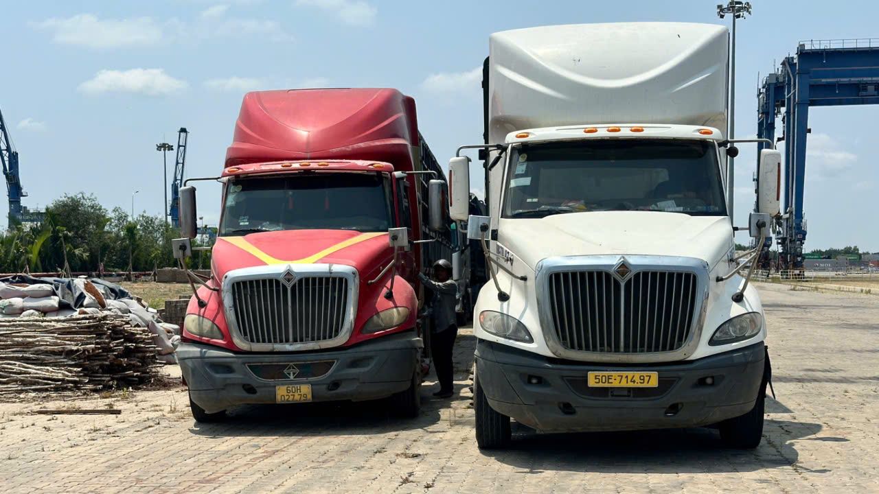Cú lừa 22 tỉ đồng từ những chiếc xe container 'độ' két nước, 'nhồi' người và tạ sắt