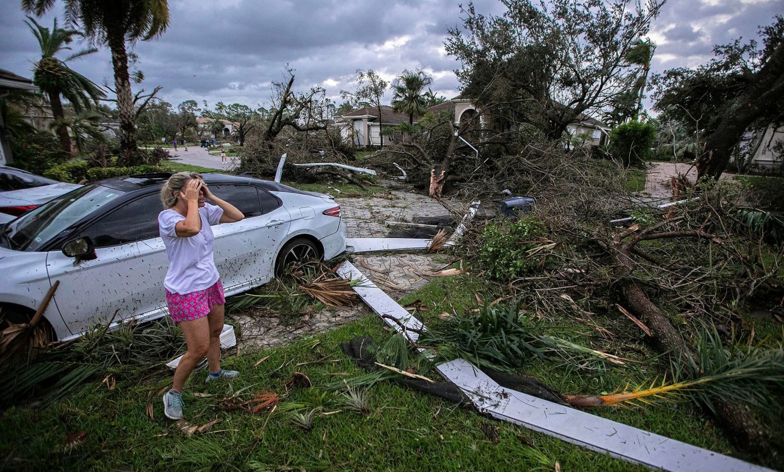 Thống đốc bang Florida - ông Ron DeSantis - cũng nói rằng siêu bão Milton đã gây ra khoảng 19 cơn lốc xoáy, gây thiệt hại ở nhiều quận và phá hủy khoảng 125 ngôi nhà tại Florida. CNN dẫn thông tin từ trang web PowerOutage.us rằng đến 2 giờ sáng 10-10 (giờ Mỹ), có khoảng 2,9 triệu ngôi nhà và cơ sở kinh doanh ở Florida bị mất điện.