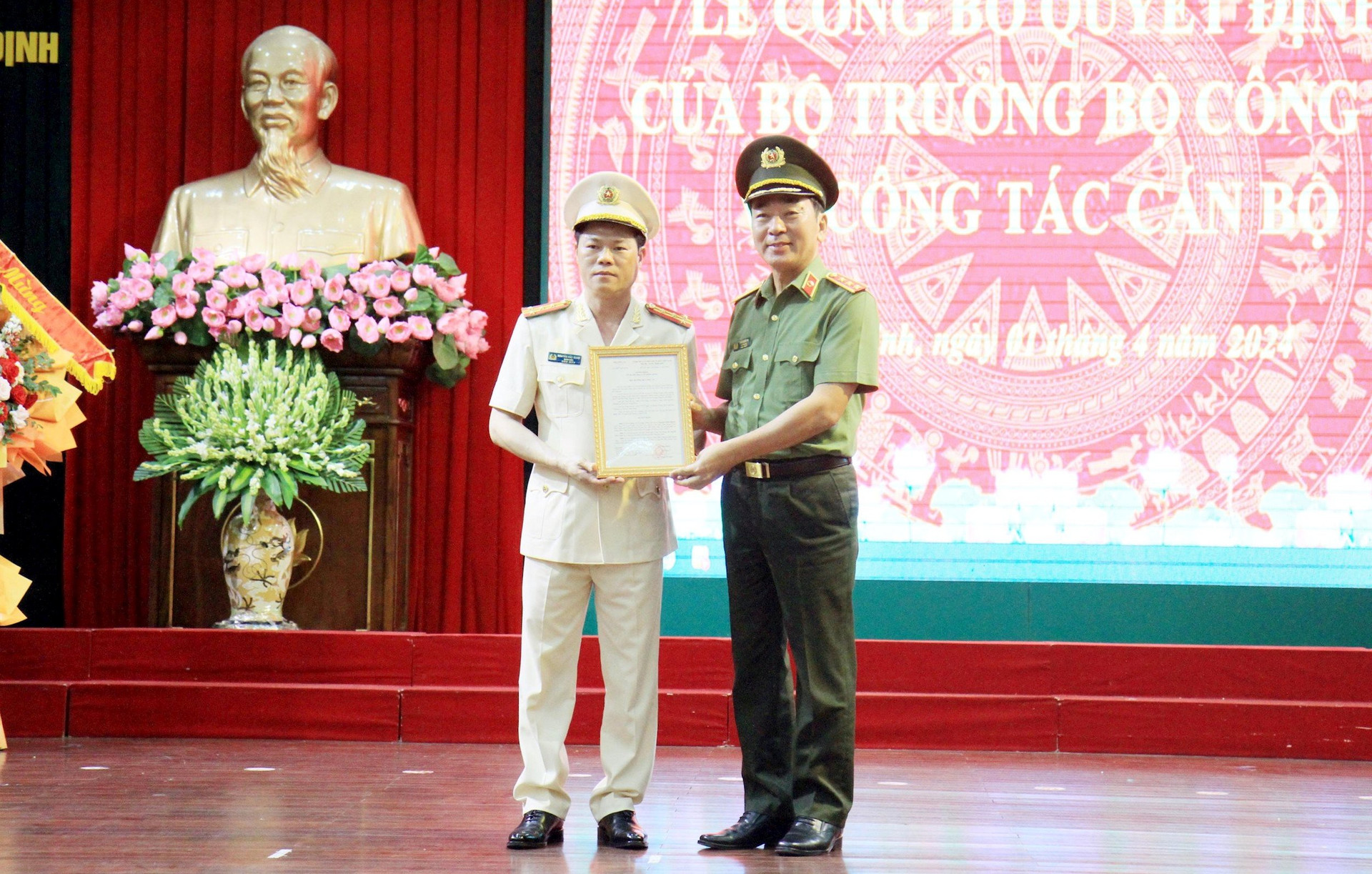 cong-bo-quyet-dinh-dieu-dong-bo-nhiem-giam-doc-cong-an-tinh-nam-dinh-nguyen-huu-manh.jpeg
