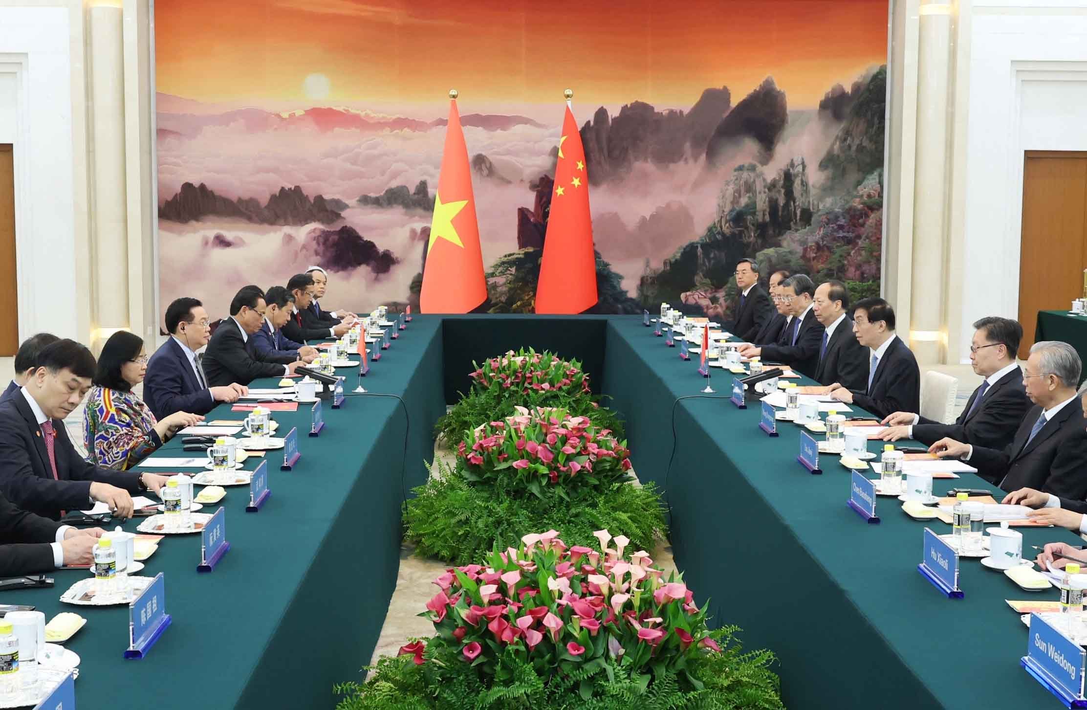 chu-tich-quoc-hoi-vuong-dinh-hue-hoi-kien-chu-tich-chinh-hiep-toan-quoc-trung-quoc-1.jpeg