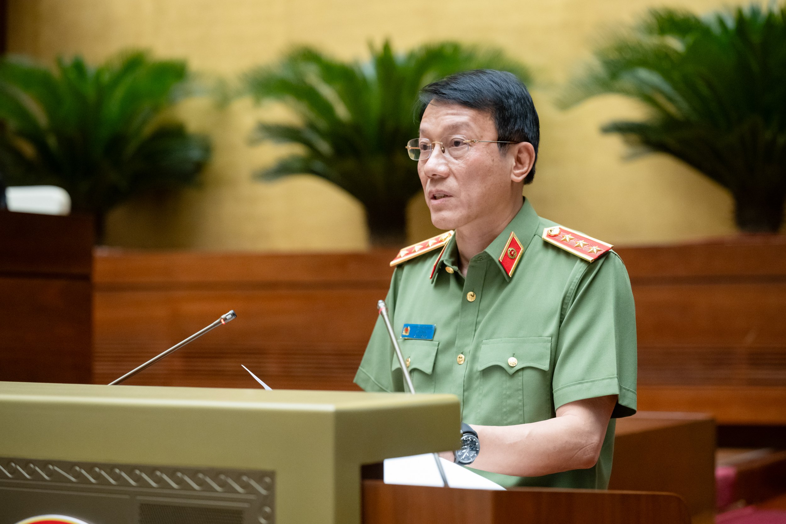 bo-truong-cong-an-luong-tam-quang-lan-dau-trinh-du-an-luat-truoc-quoc-hoi.jpg