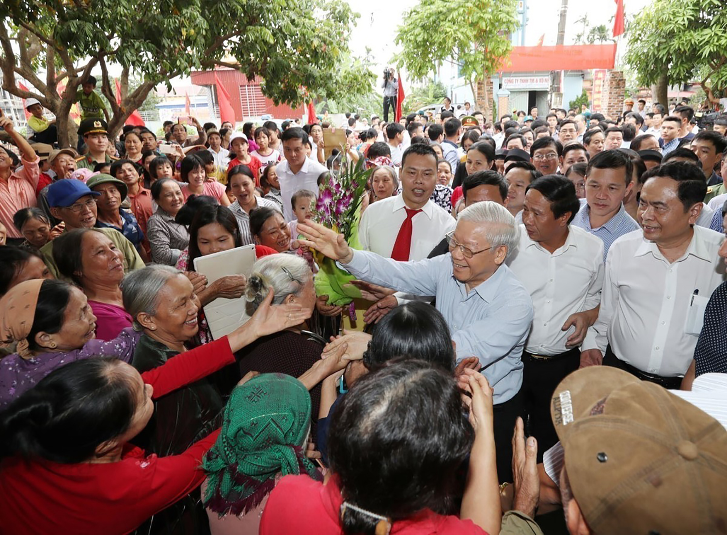 tong-bi-thu-nguyen-phu-trong-tron-mot-doi-vi-dang-vi-dan-4.jpg